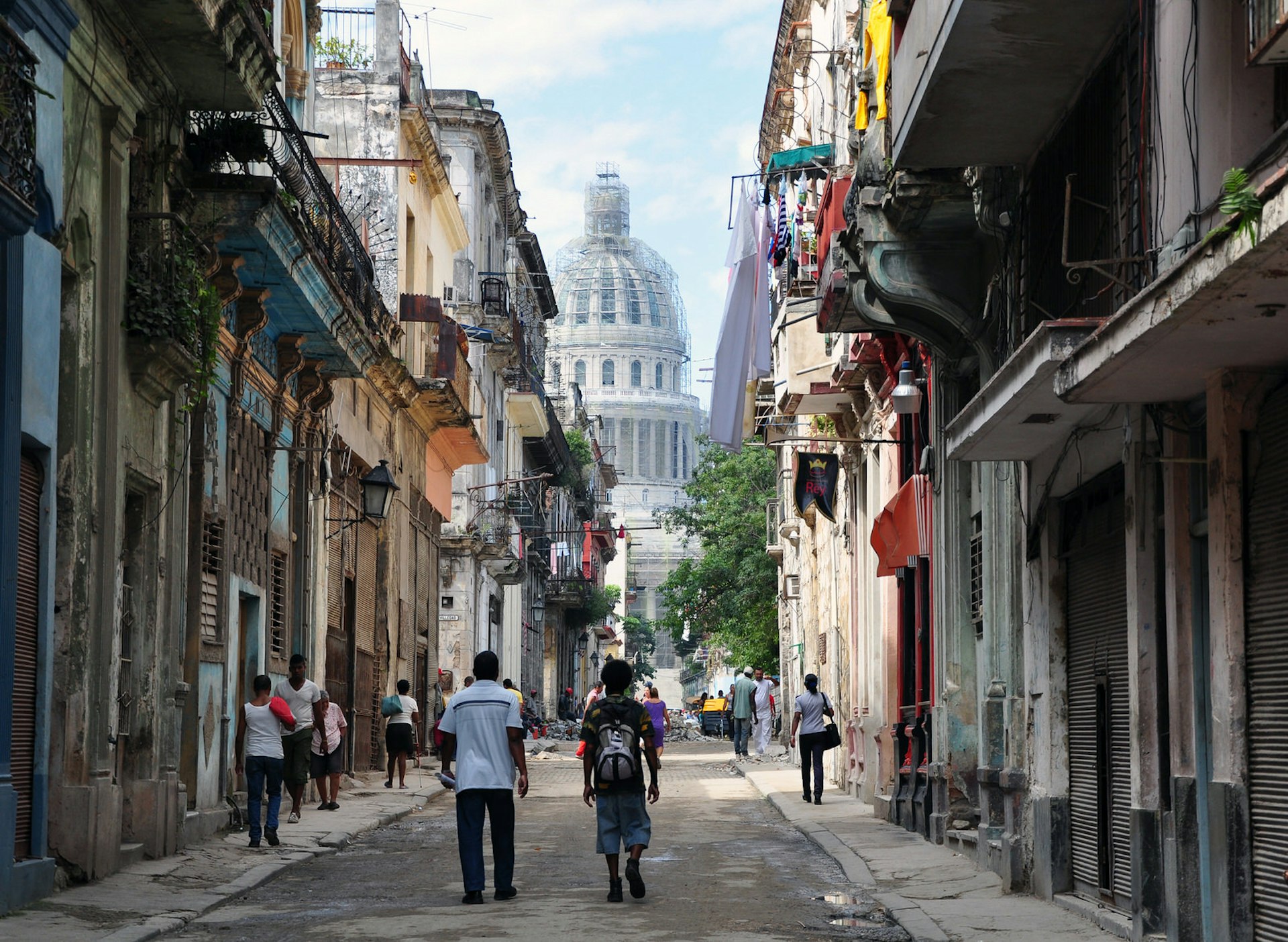 El Capitolio peeks through a gap in the winding streets of Havana © Halbag / CC BY 2.0