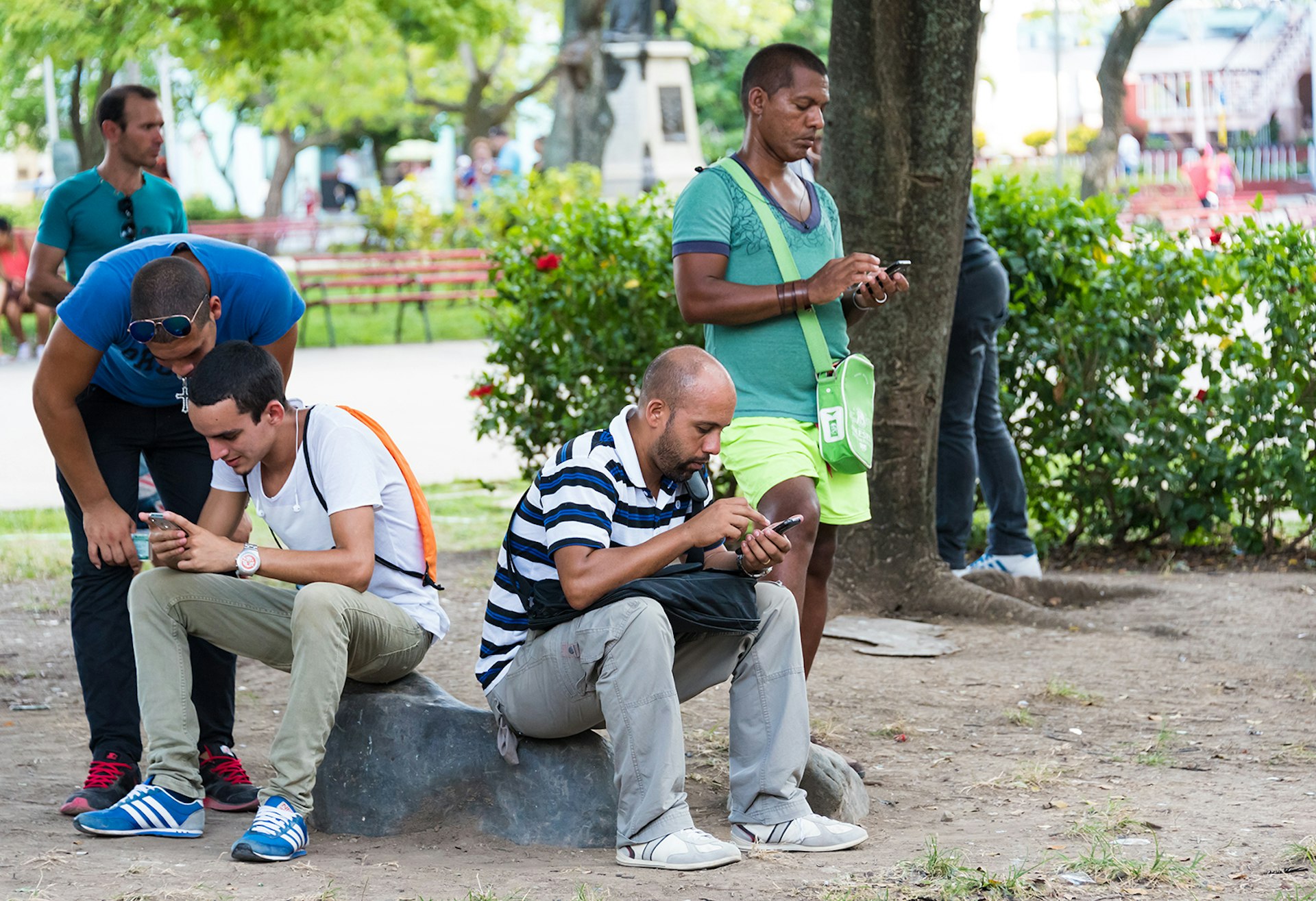 Wi-fi internet is limited, but some plazas in main cities have hotspots, where people gather for internet access. © Roberto Machado Noa / Getty Images