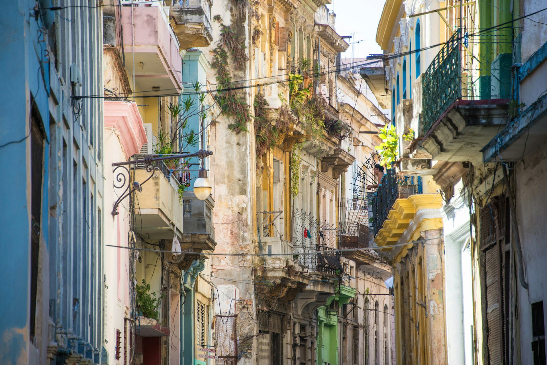 Colorful colonial buildings in Habana Vieja © Roberto Machado Noa/Getty Images