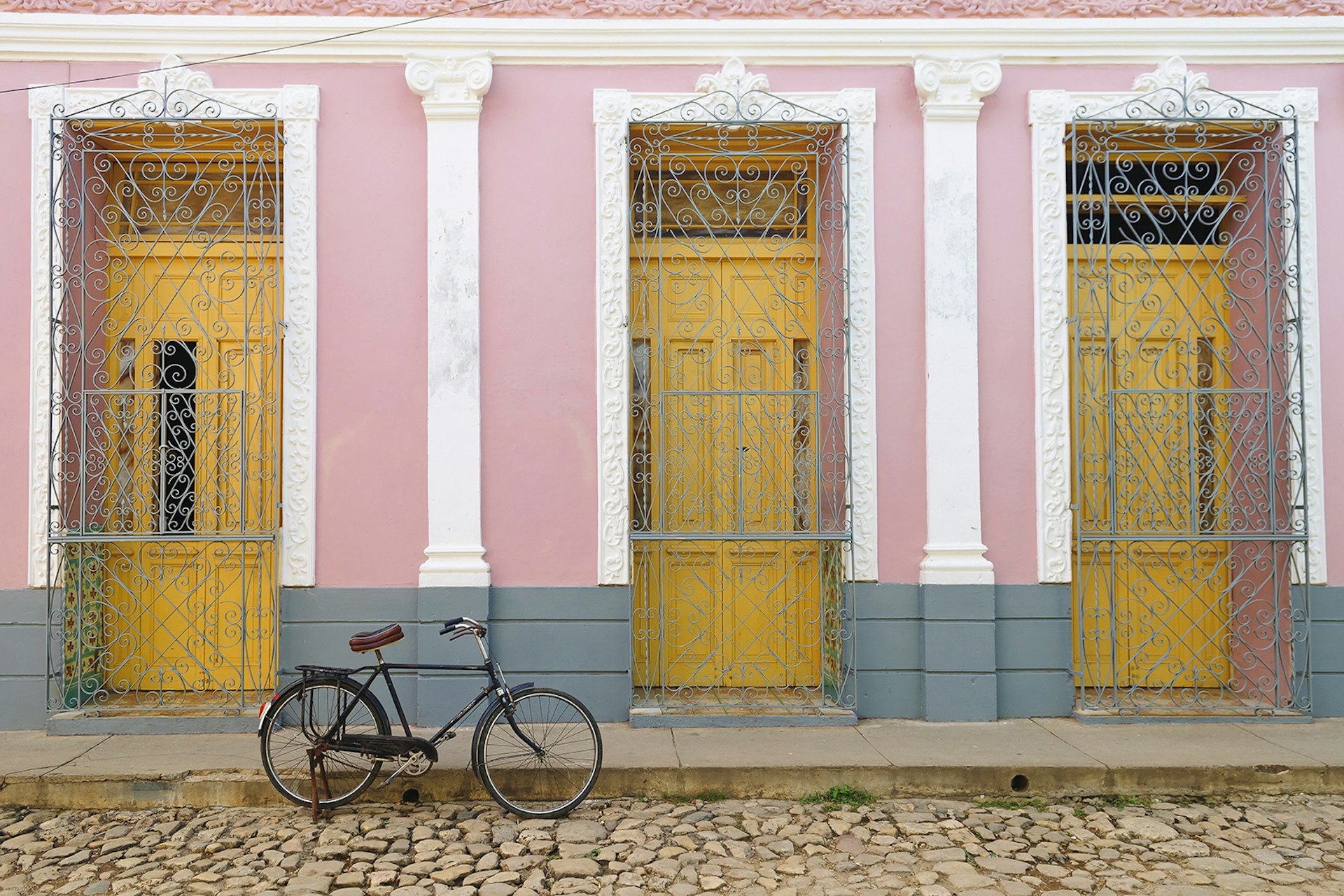 A pastel house in Trinidad © florentina georgescu photography / Getty Images