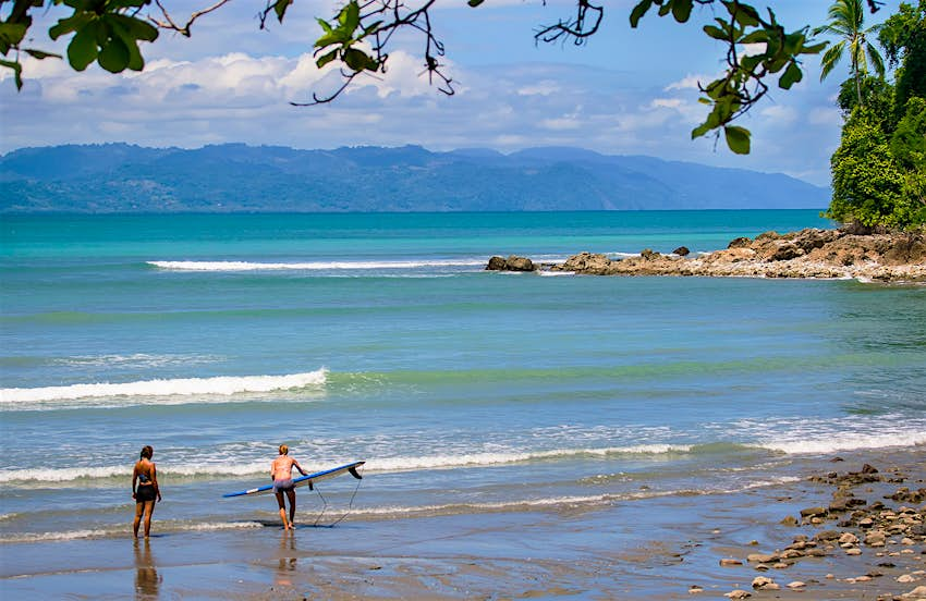 Dos surfistas en la playa de la Península de Osa, Costa Rica