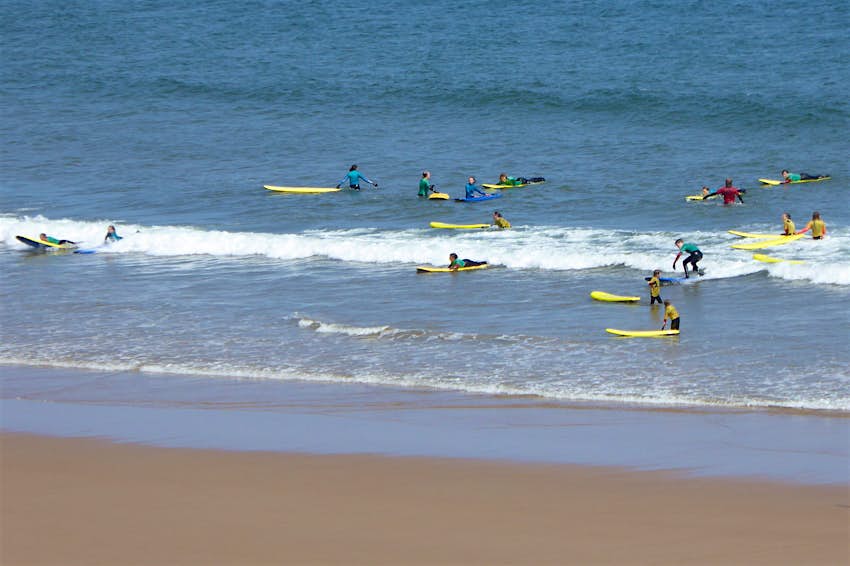 Learning to surf at Longsands © madraban / Public Domain