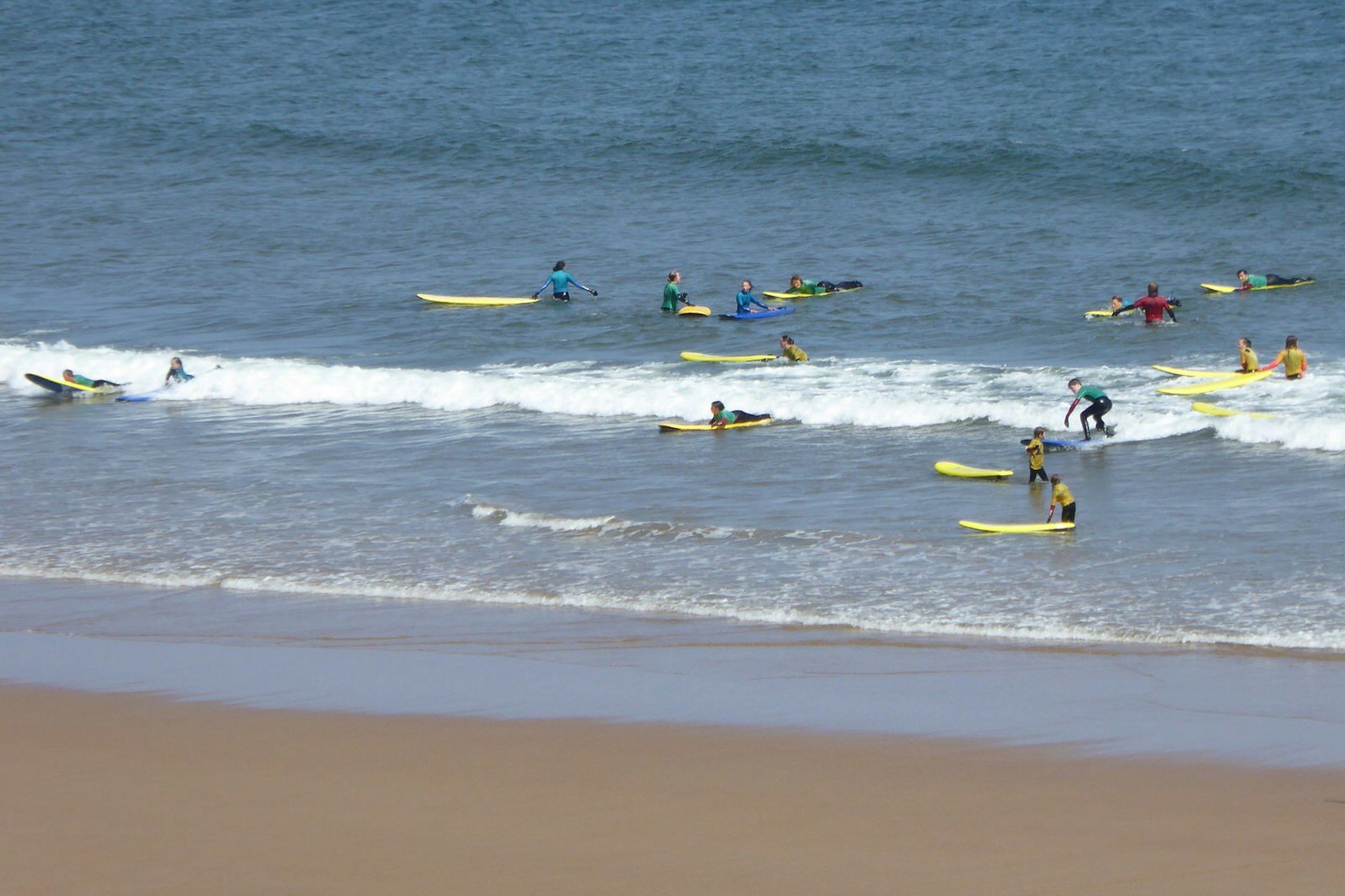 Learning to surf at Longsands © madraban / Public Domain