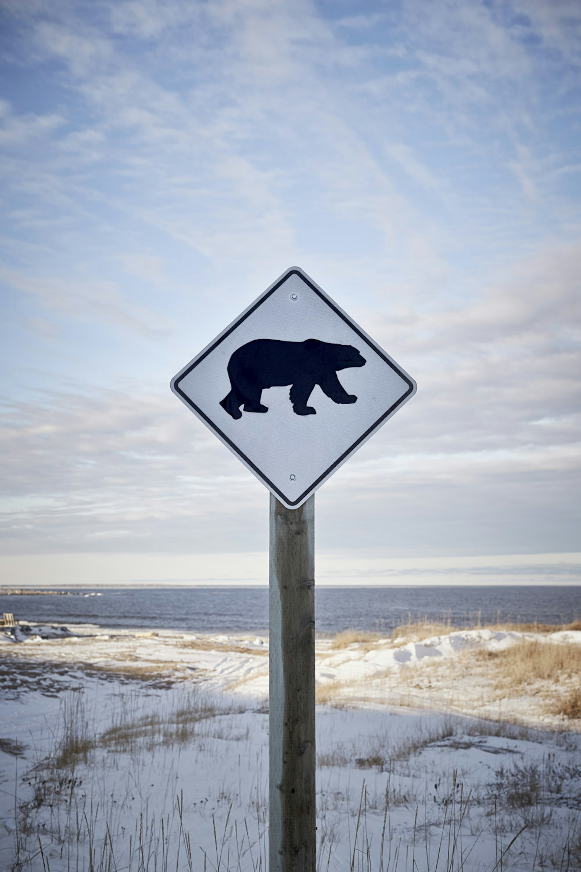A warning sign near the banks of Hudson Bay © Jonathan Gregson / Lonely Planet