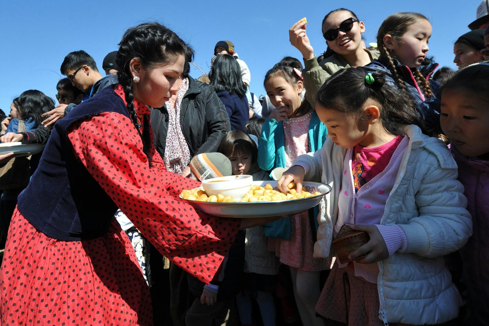 Family and food: two important components of Nowruz in Central Asia © VYACHESLAV OSELEDKO/AFP/Getty Images