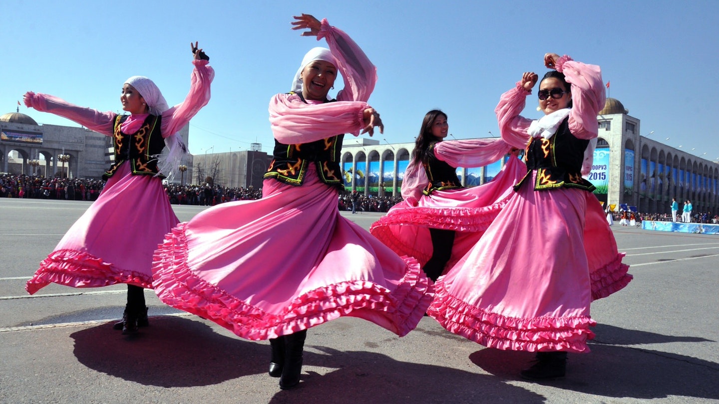 Traditional dancers perform in Bishkek, Kyrgyzstan during Nowruz © Anadolu Agency / Getty Images