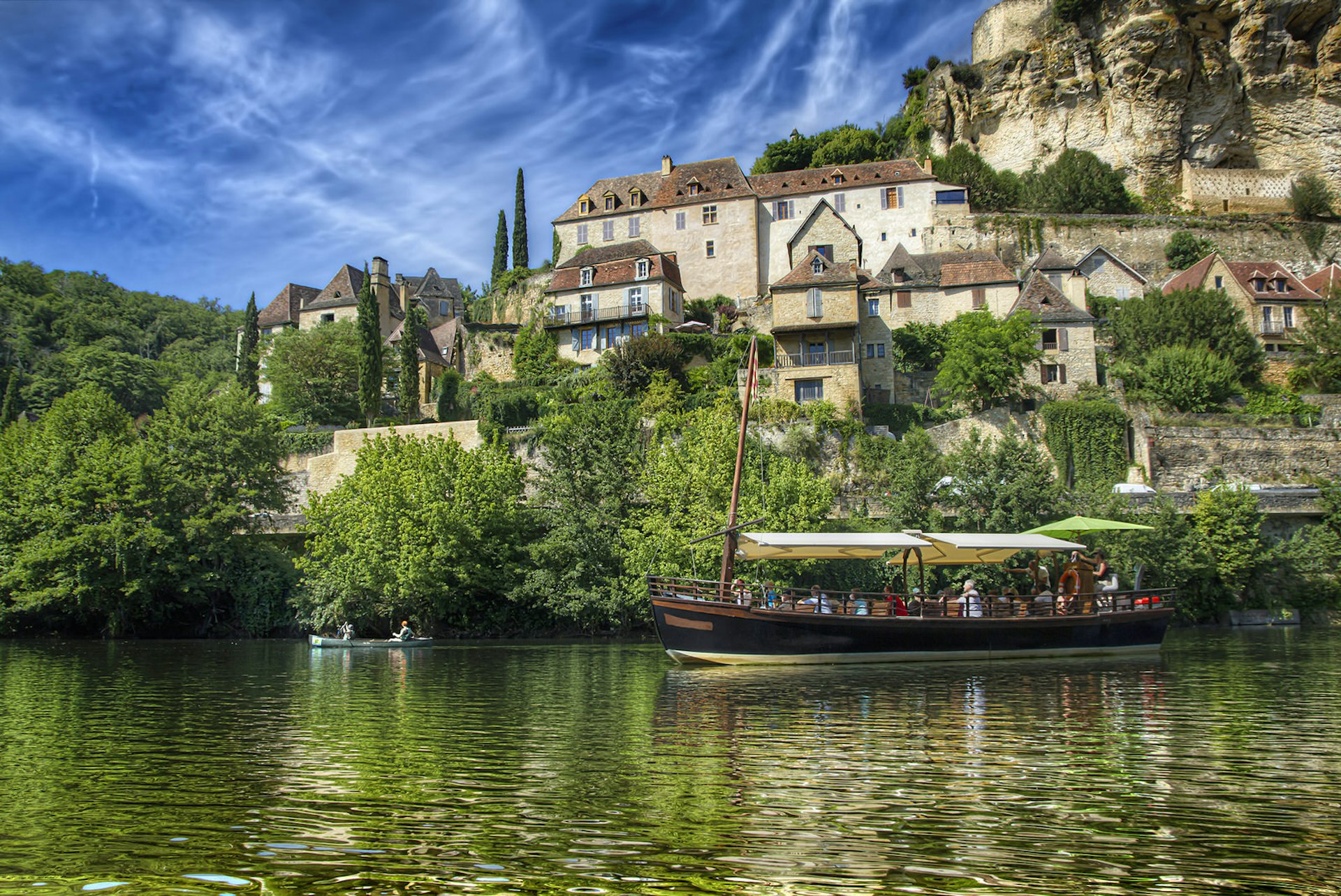 Boating on the Dordogne River at the Château Beynac © Rolf E Staerk / Shutterstock
