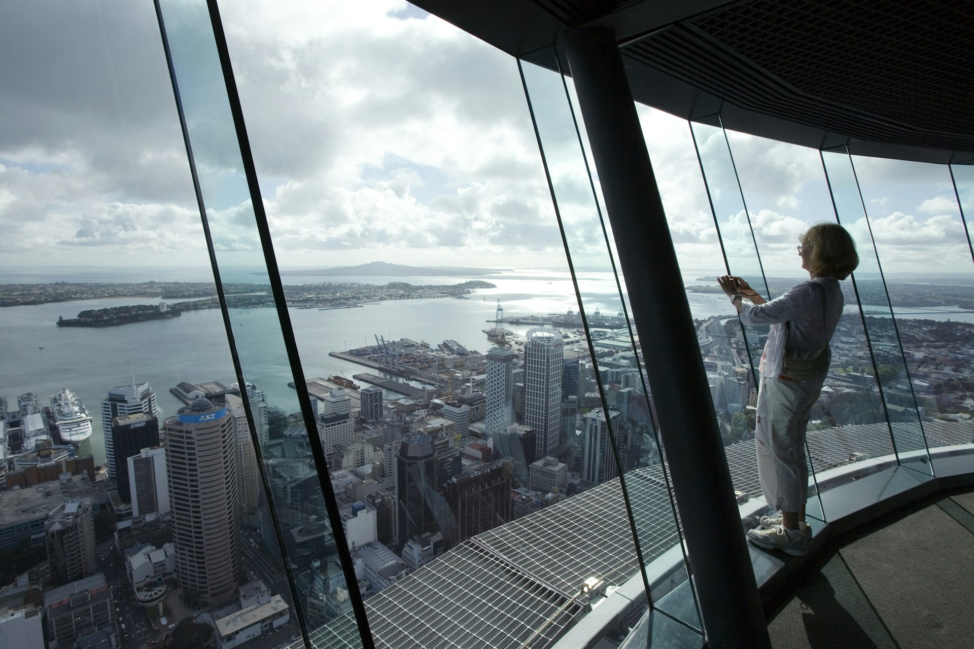 Photographing epic Auckland views from Sky Tower © Holger Leue / Getty Images