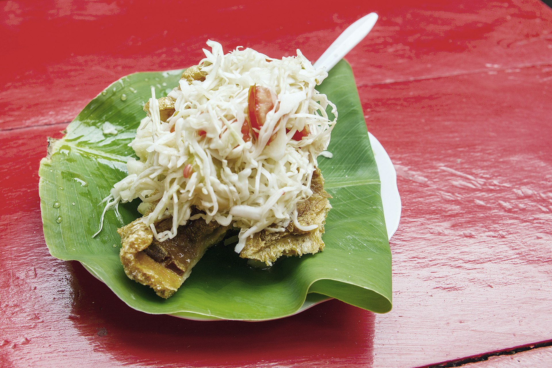 Vigorón is a popular snack that consists of fried pork skin, marinated cabbage and © Fertnig / Getty Images