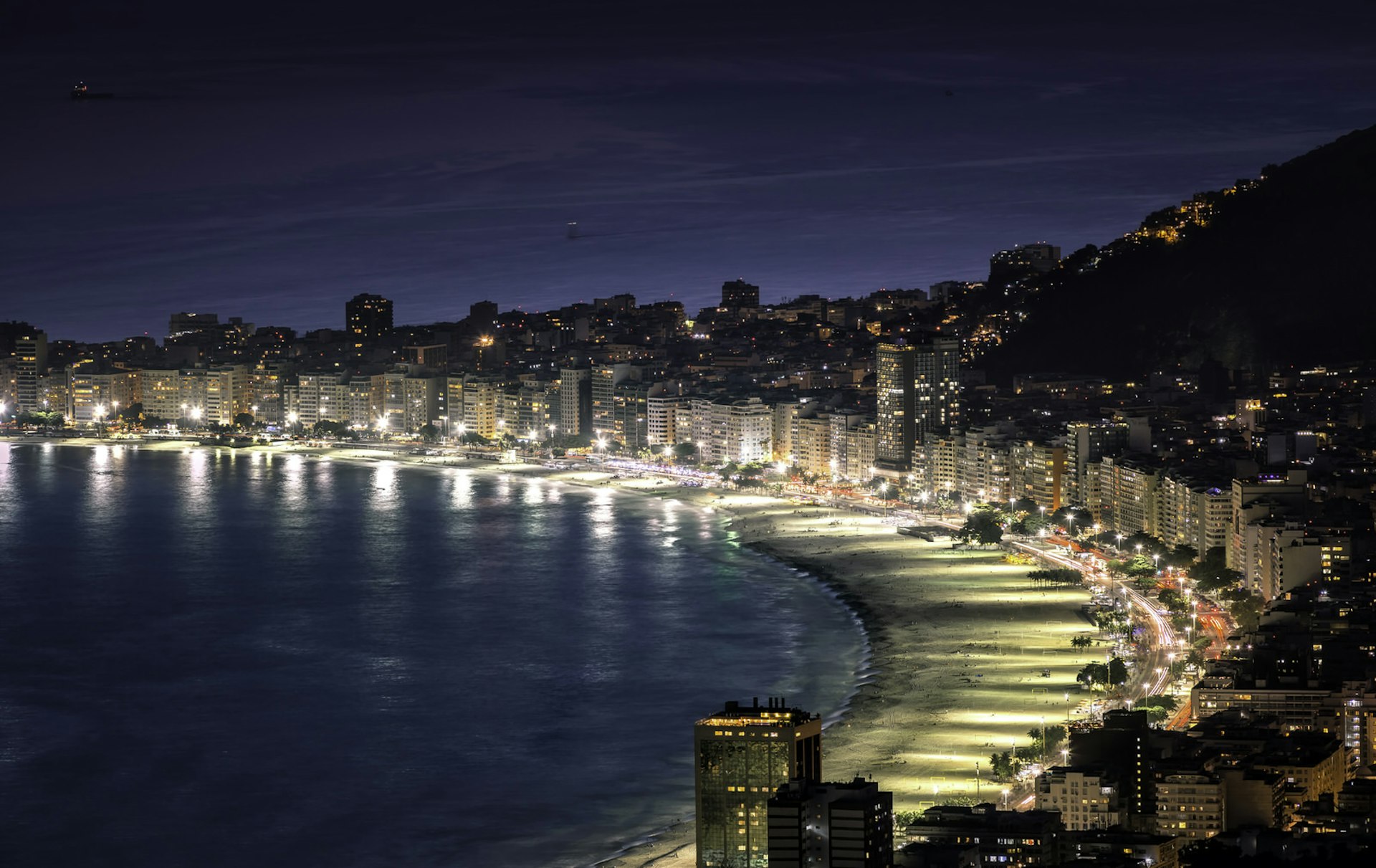 Copacabana Beach at night © marchello74 / Getty Images