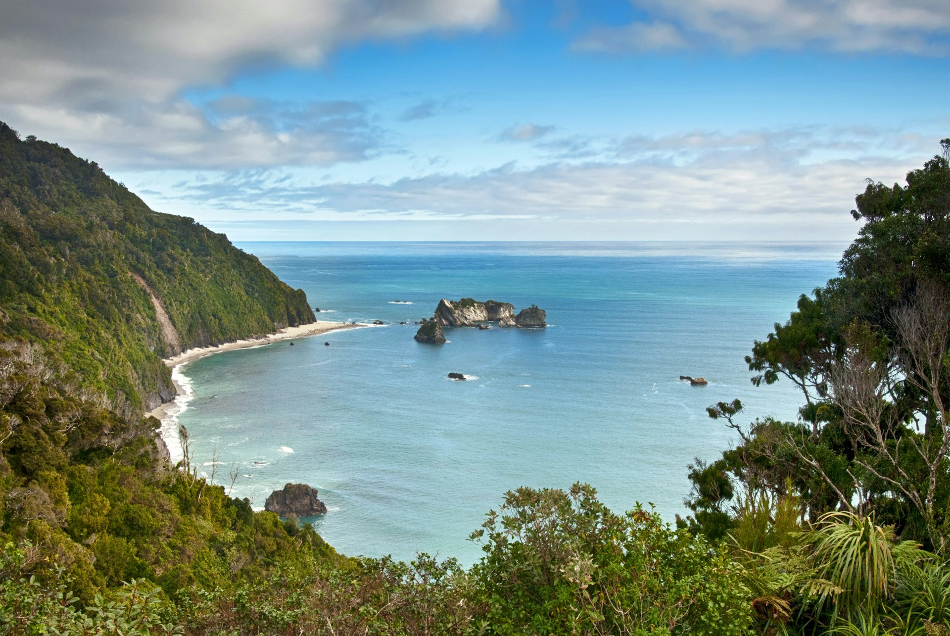Rainforest meets the Pacific ocean at Knights Point lookout © 7Michael / Getty Images