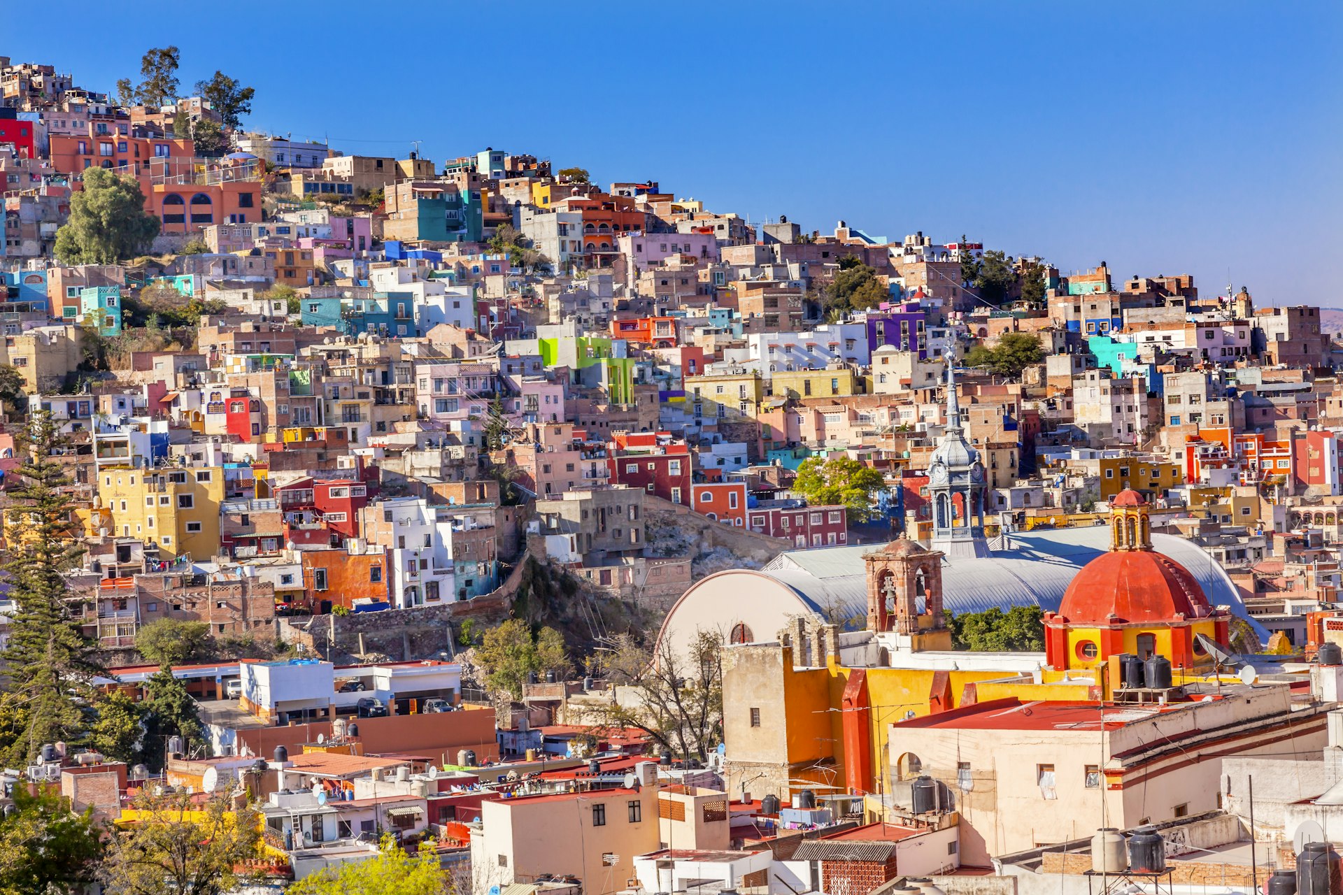 Färgade hus, San Roque-kyrkan, Marknad, Hidalgo, Guanajuato, Mexiko © Danita Delimont / Getty Images
