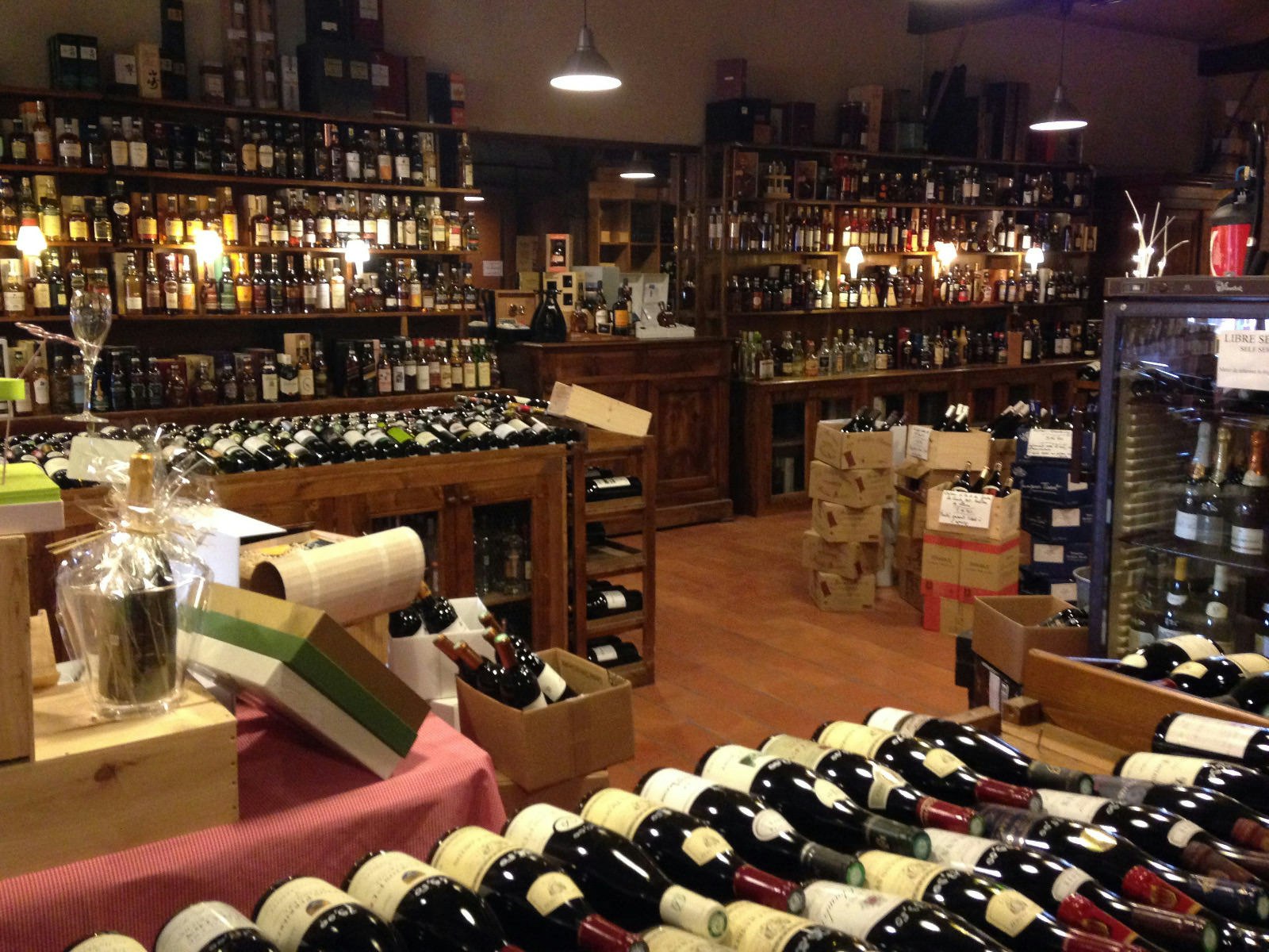 Julien de Savignac wine store in the Dordogne © Alexis Averbuck / Lonely Planet