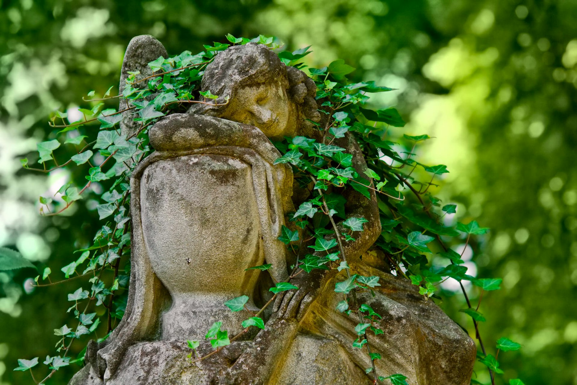 Sleeping angel sculpture at Lviv’s Lychakivske Cemetery © Yulia Podlesnova / Shutterstock