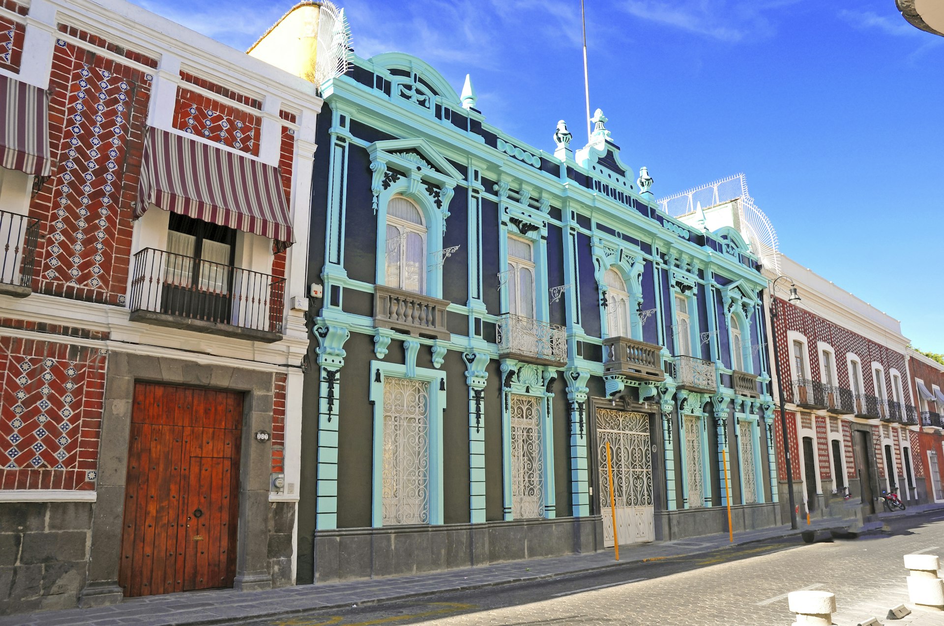 Ljusa färgglada byggnader i Puebla, Mexiko © Robert Cicchetti / Getty Images