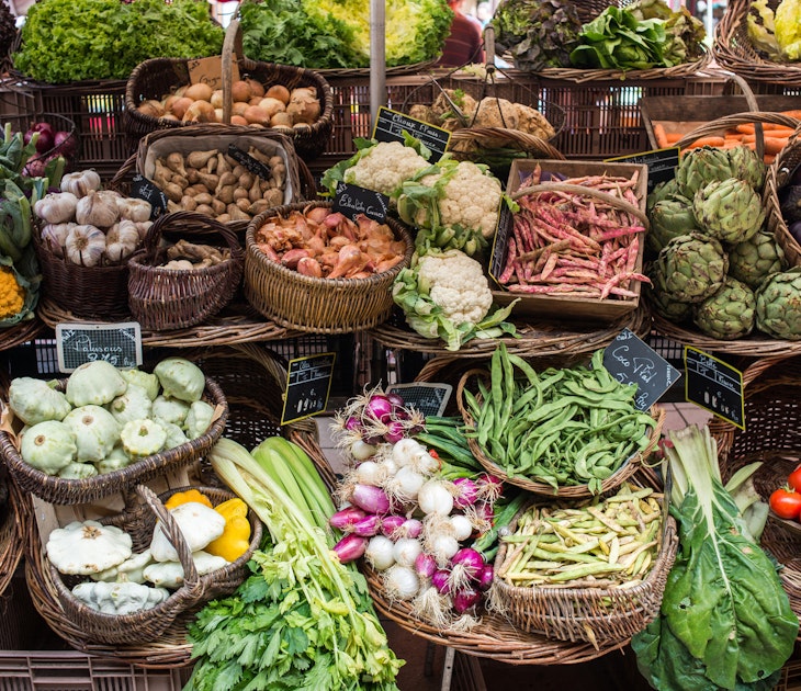 Seasonal produce at a food and vegetable market in the Dordogne © Ivoha / Shutterstock