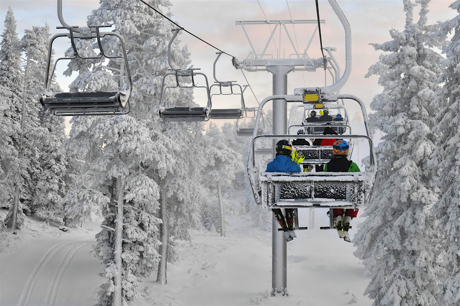 Features - ruka2 Couple on ski lift in Ruka