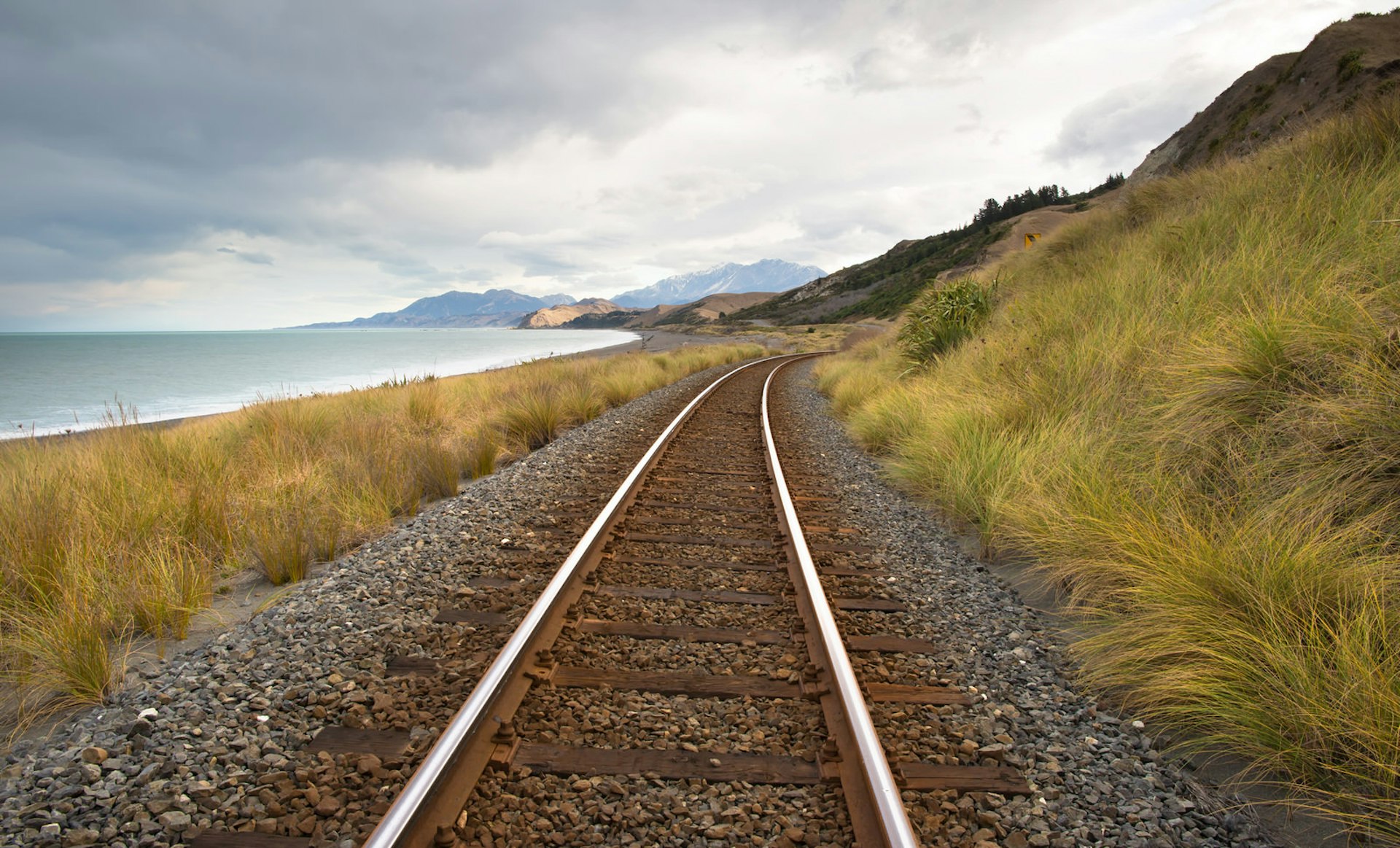 A stretch of Kaikoura’s dramatic coast-hugging railway © yongyot therdthai / Shutterstock