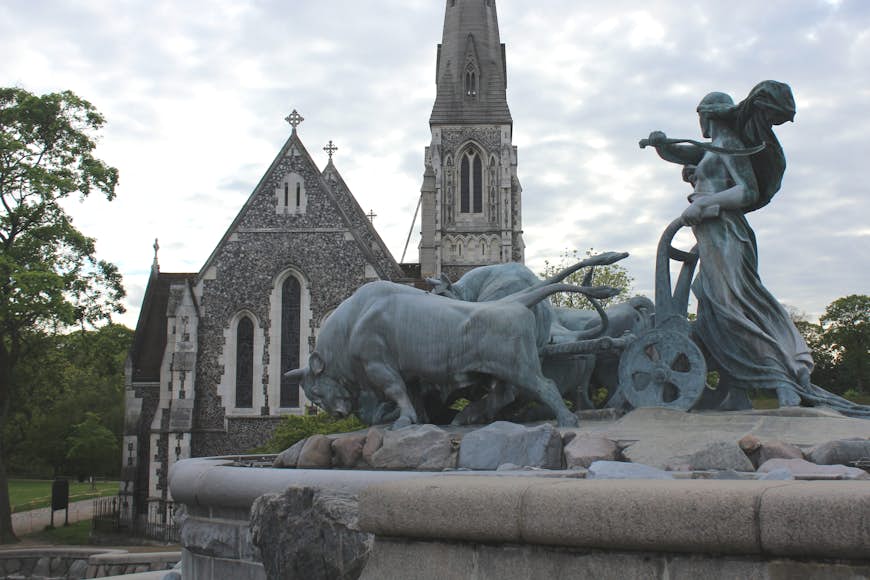 Gefion Fountain and St Alban's Church, along the Harbourside Promenade © Caroline Hadamitzky / Lonely Planet