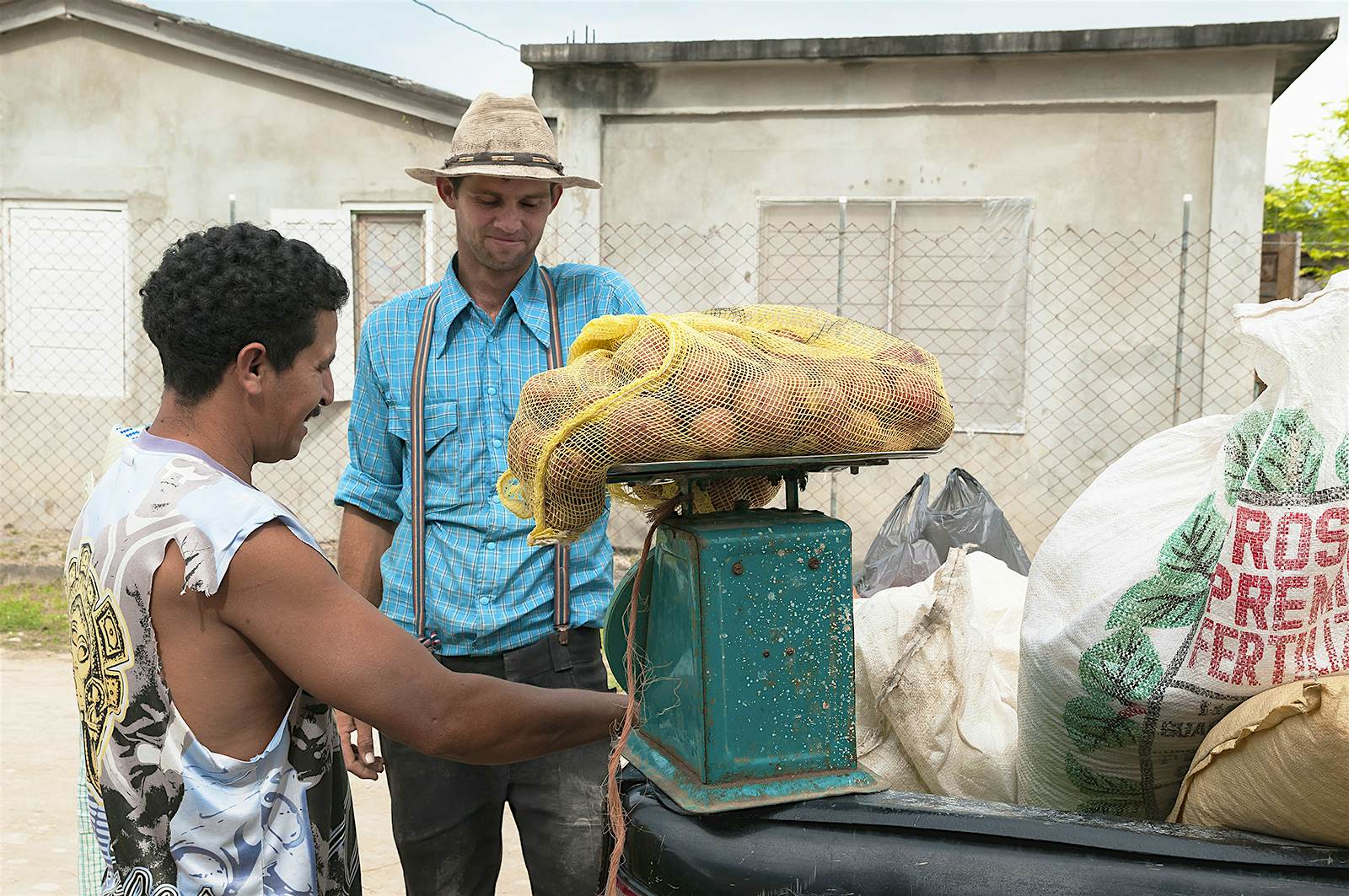 A Mennonite farmer sells produce to a restaurant owner in Sarteneja, Belize © Margie Politzer / Getty Images