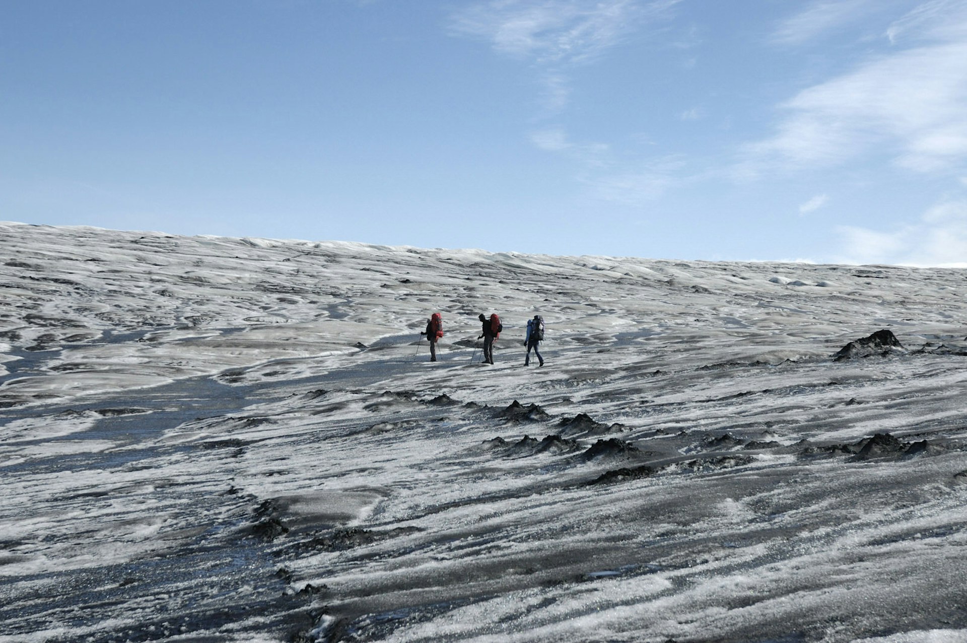 Three hikers negotiate the Vatnajökull ice cap in the Highlands © Leospek / iStock / Getty Images
