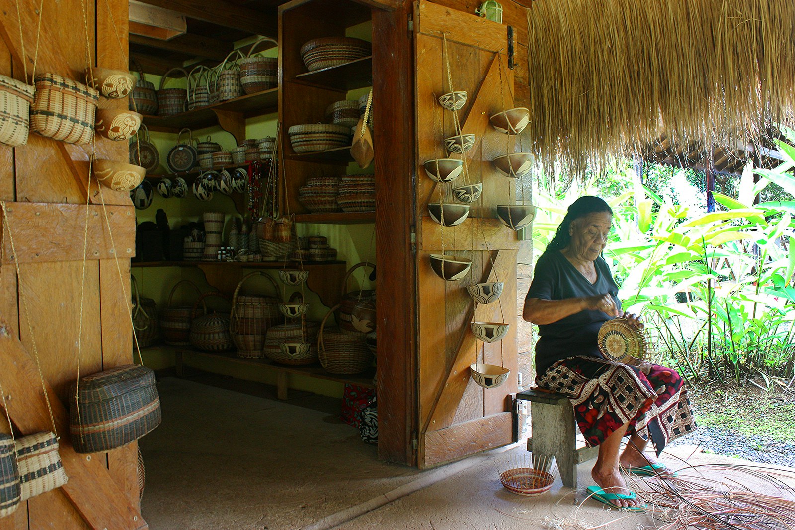 A woman weaves a basket at @ Lorna Parks / Lonely Planet