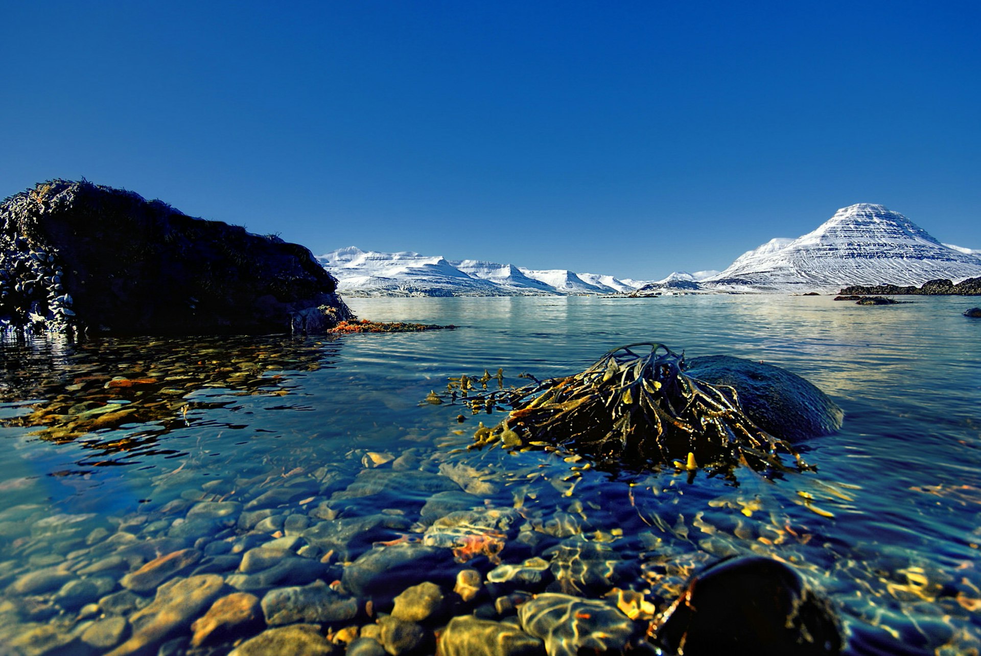 Spring snow covers the mountains around Reyðarfjörður © abe / Getty Images