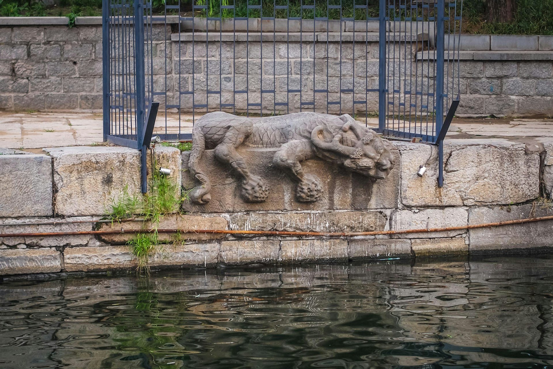 Water quelling beasts of Houhai Lake © Tom O'Malley / Lonely Planet