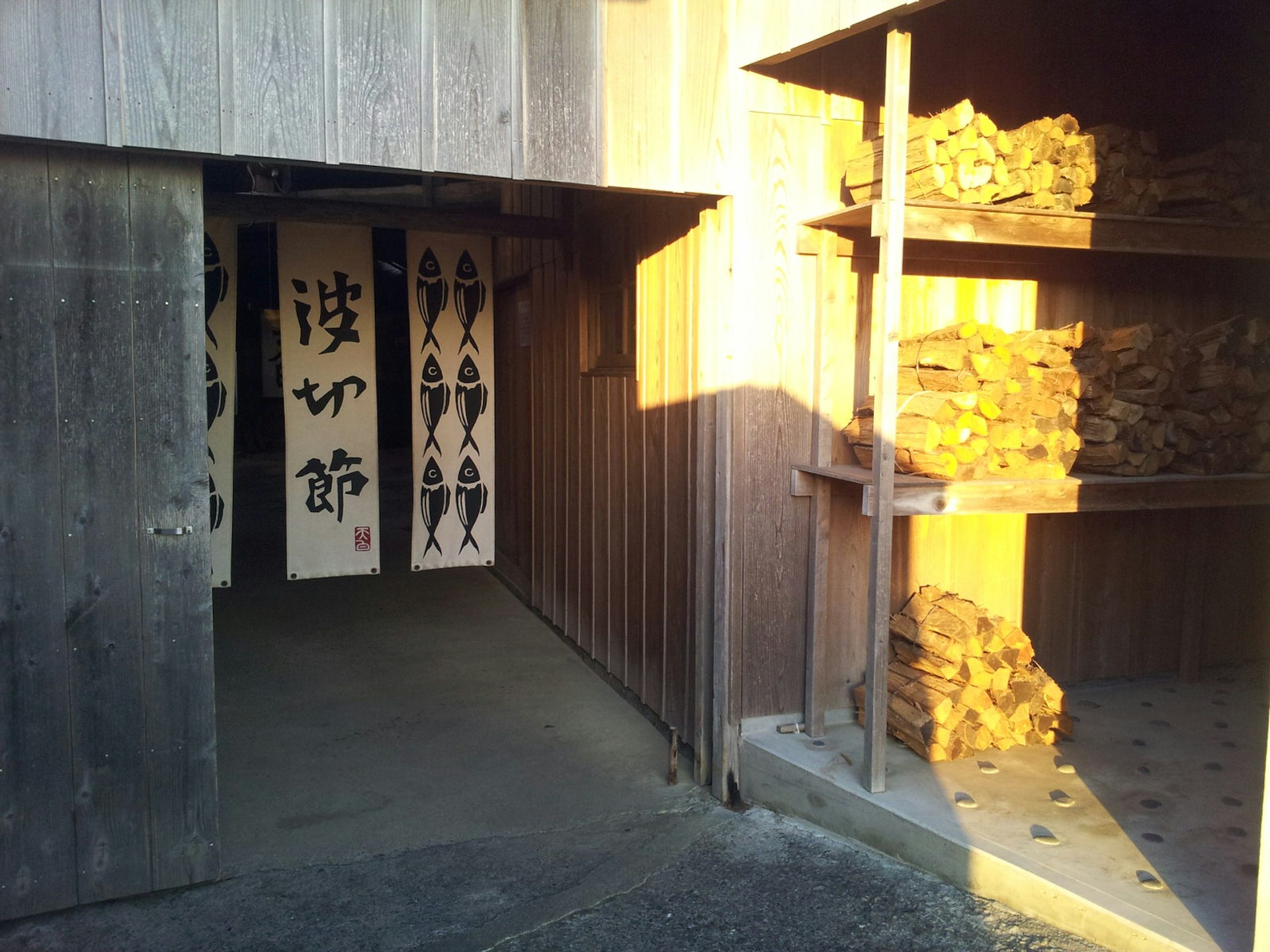 Tenpaku smoking hut, with signs designed by woodblock artist Tokuriki Tomikichirō