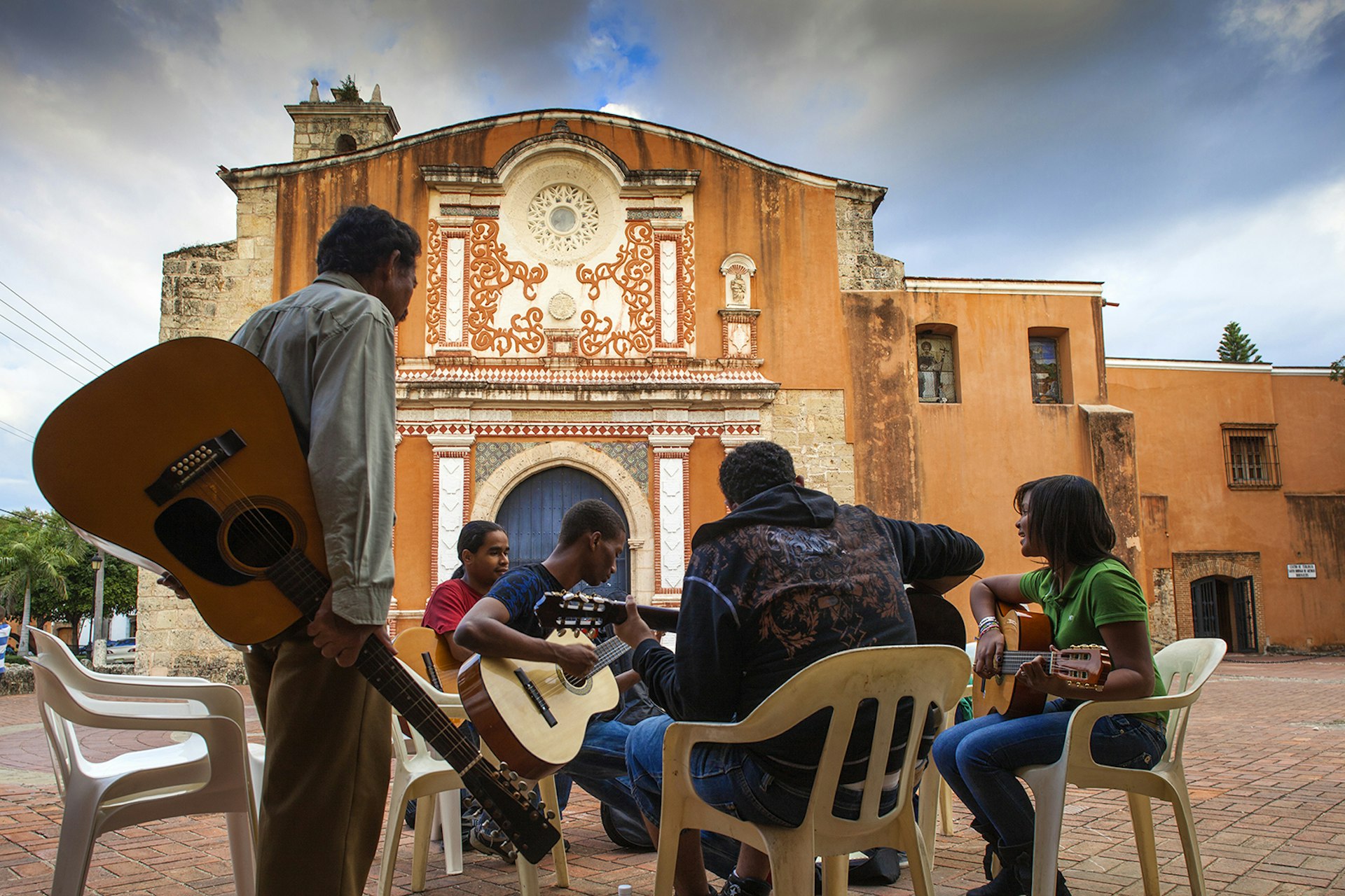 A group practices the guitar outside the Convento de los Dominicos in Santo Domingo © Jane Sweeny / Getty Images