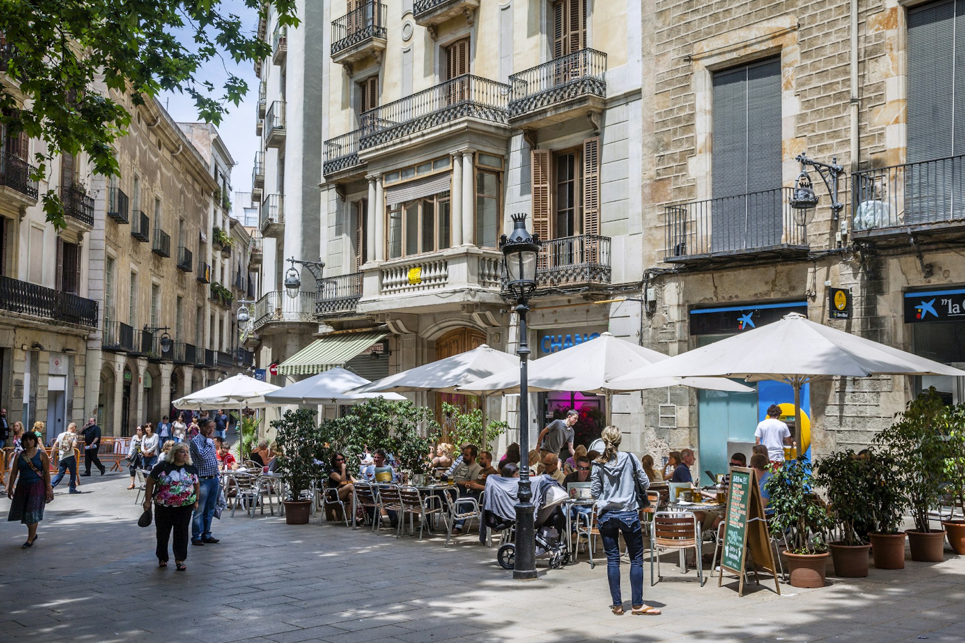 Spain, Catalonia, Barcelona, Ciutat Vella, street cafés at Placa de Sant Josep Oriol
