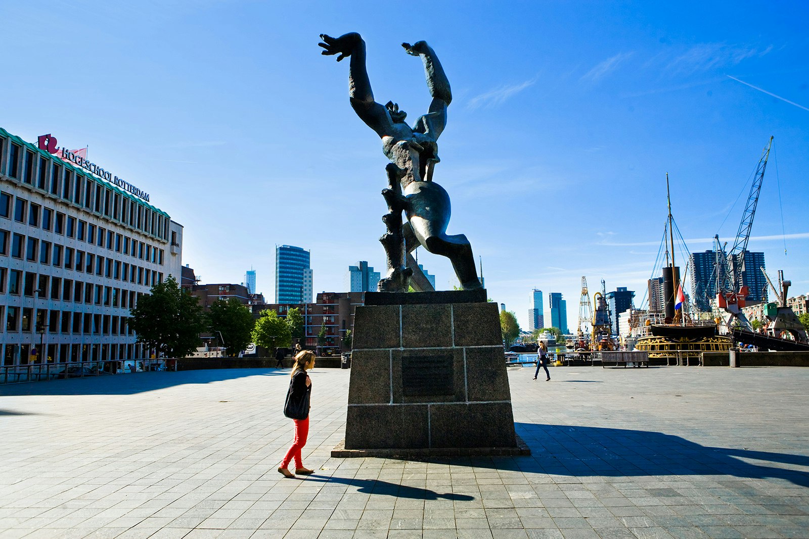 The Destroyed City (Ossip Zadkine, 1951-1953). Photo by Totenmetontwerpen / Rotterdam Partners.