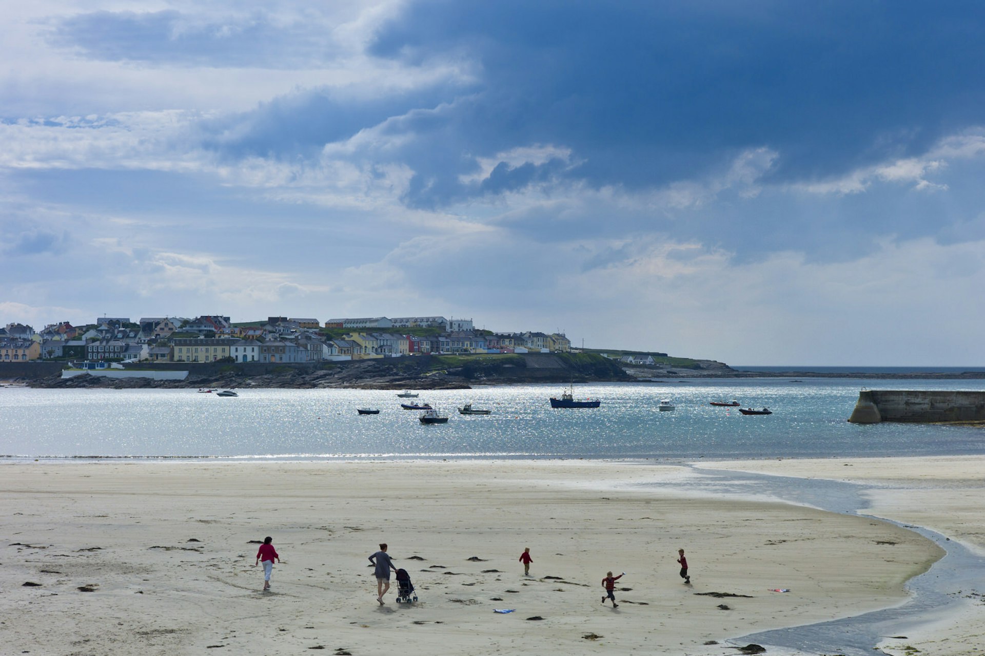 Families playing on the beach at Kilkee © Tim Graham / Getty Images