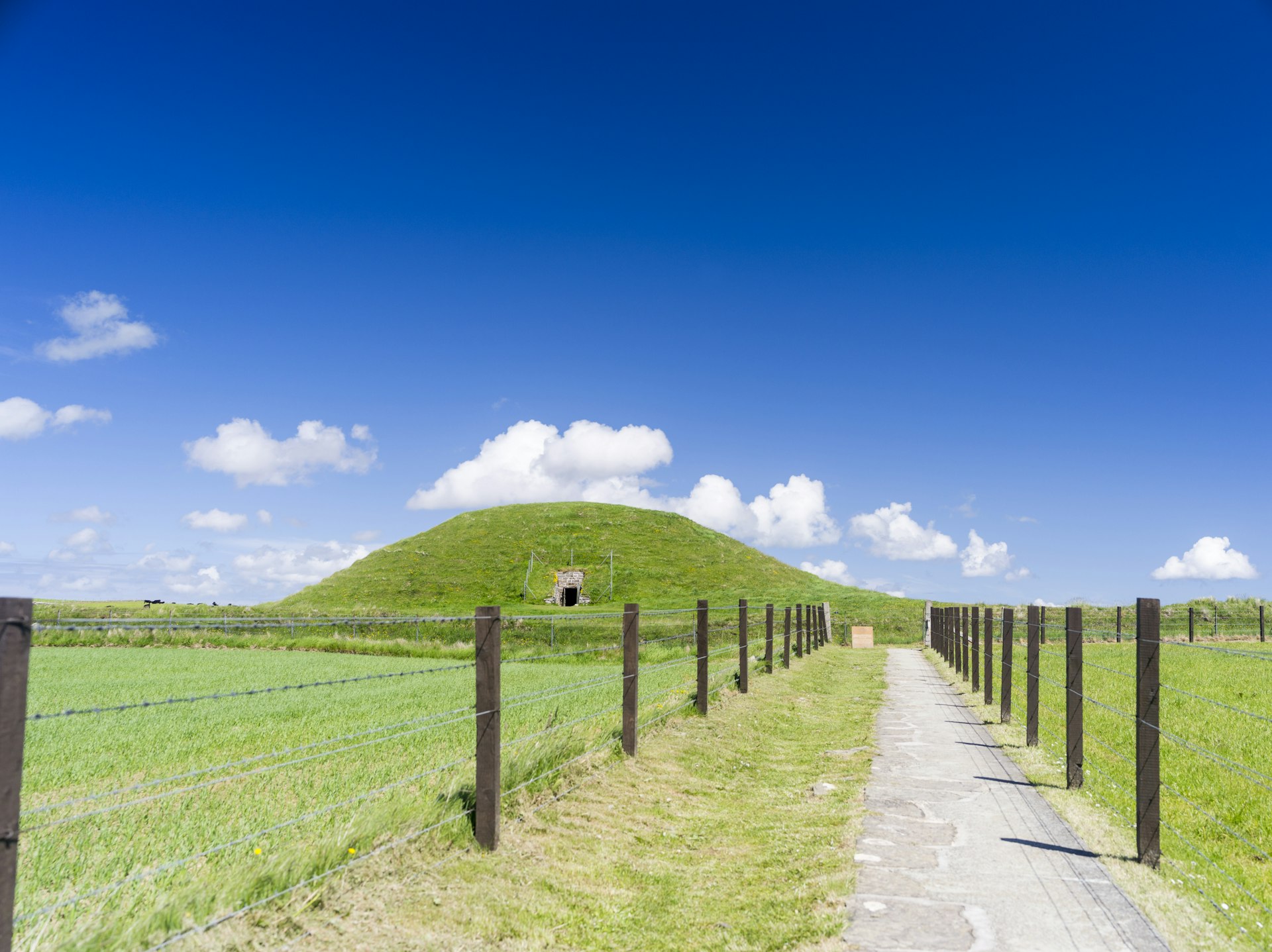 The chambered cairn of Maeshowe, Orkney © Danita Delimont / Getty Images