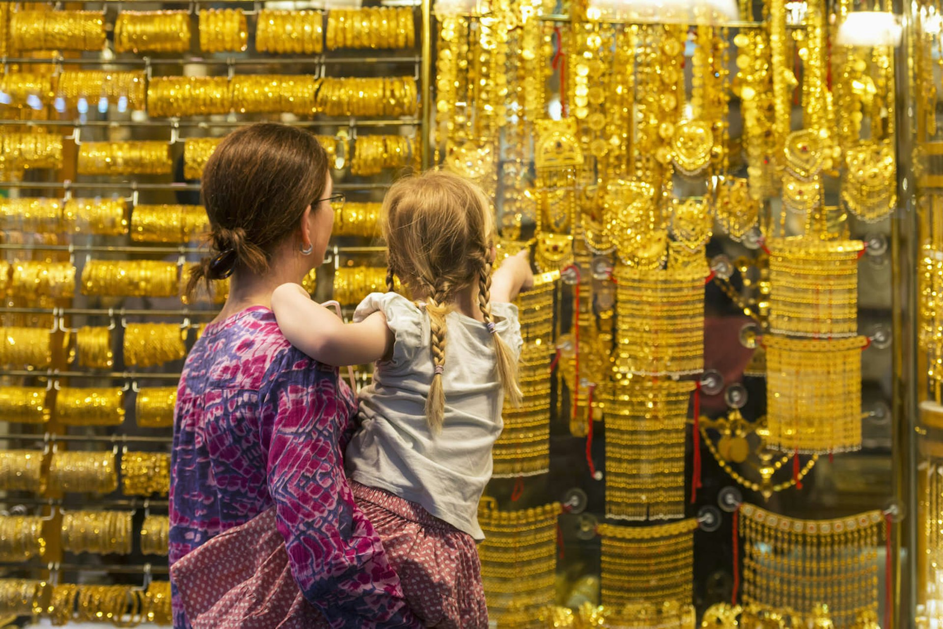 Woman and child browse a jewellery stall © Ian Cumming / Design Pics / Getty Images
