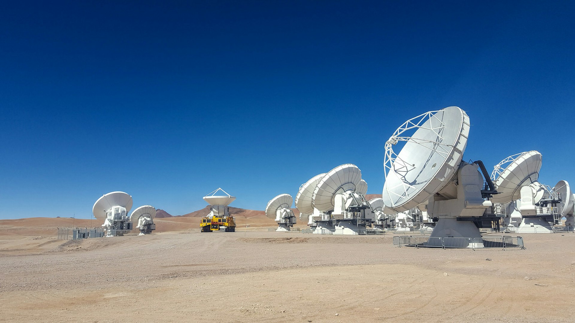 Radio telescopes in the Atacama Desert © Ruben Sanchez / Getty Images