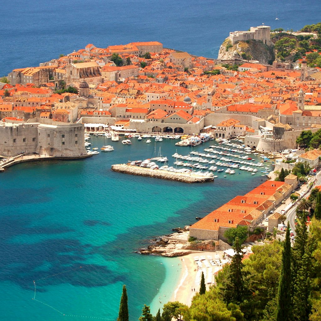 Spectacular view over the old town of Dubrovnik © Darios / Shutterstock