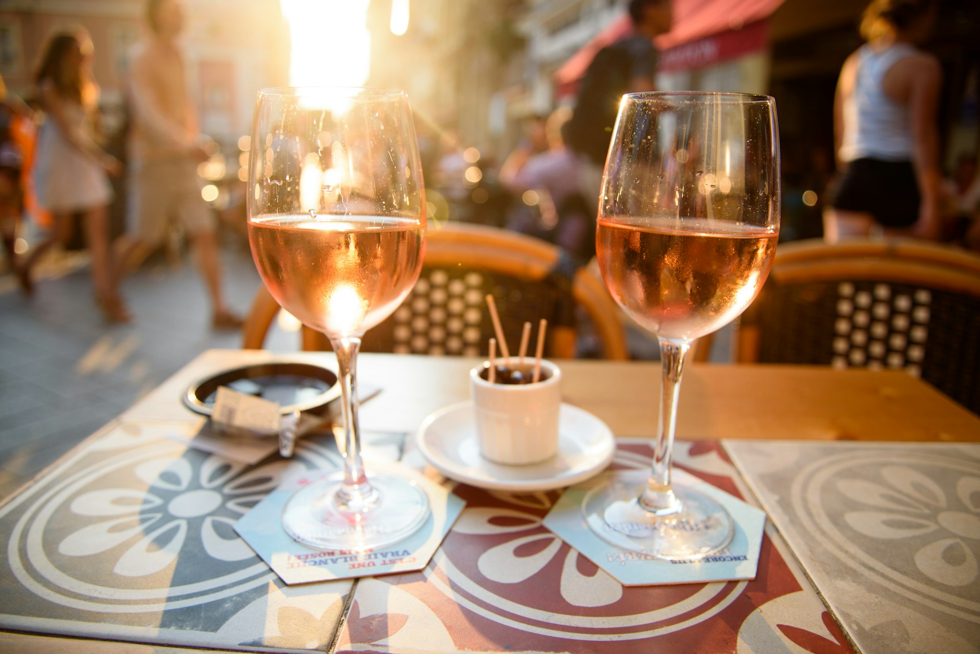 A glass of rosé wine is the perfect way to kick off an evening in Provence. Image © Iggi Falcon / Getty