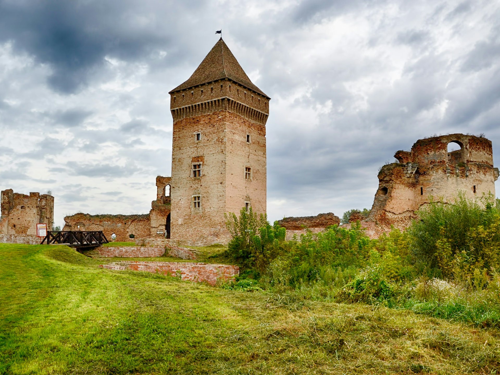 Ruins of Bač Fortress, the oldest in Vojvodina © Bojan Milinkov / Shutterstock