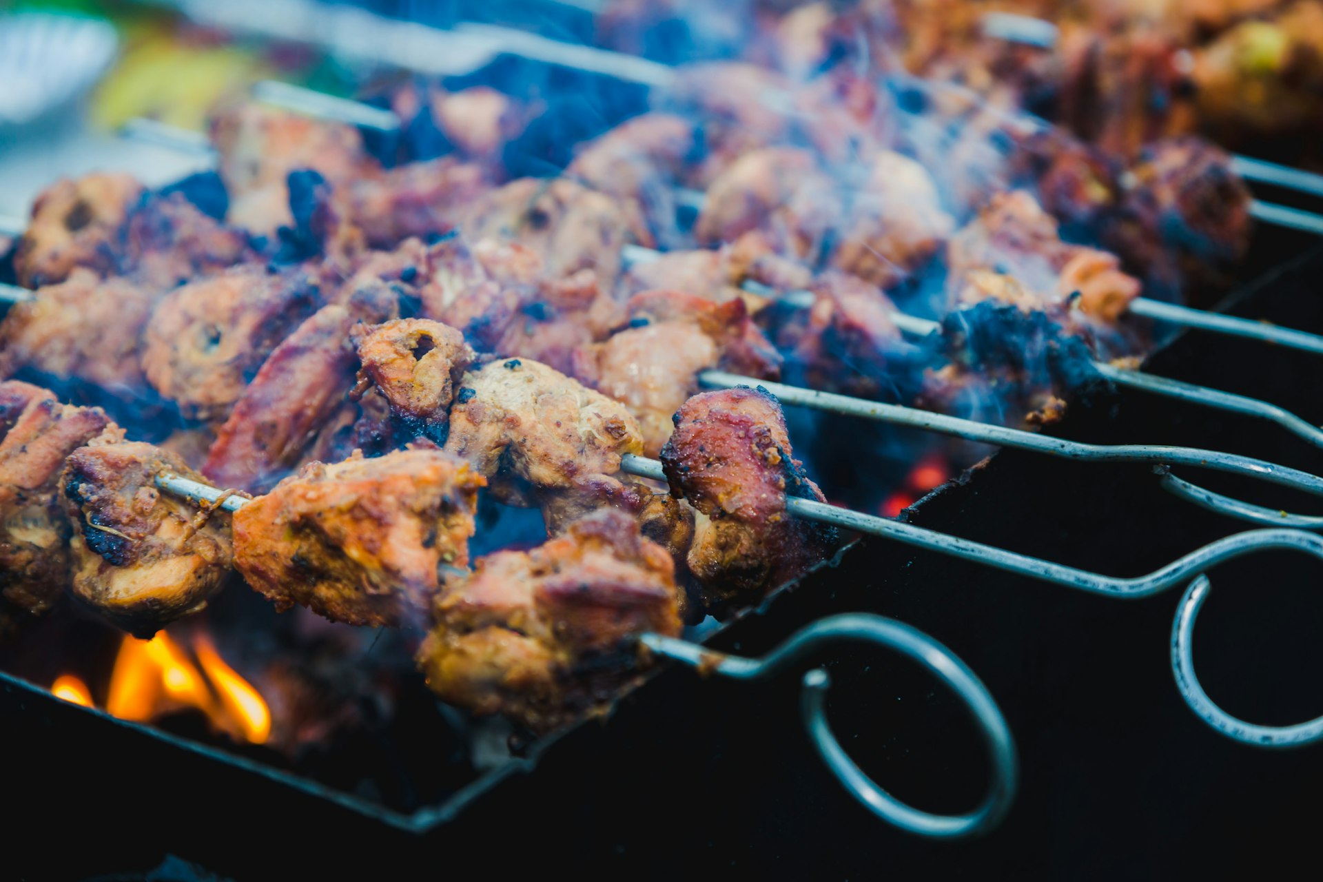 Skewers of tandoori chicken on a brazier © Idealnabaraj/Getty Images