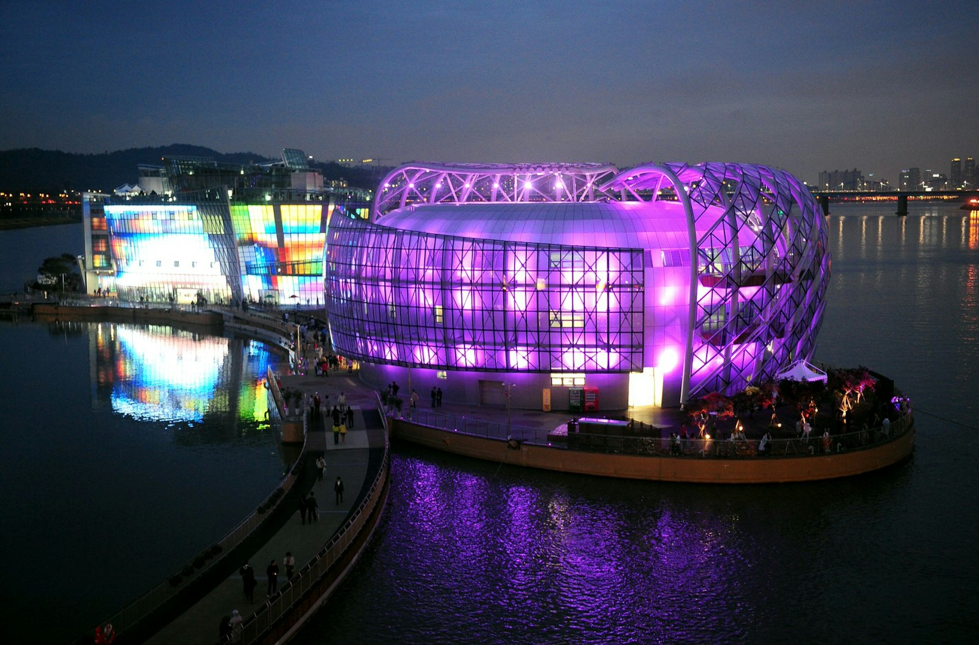 Some Sevit 'Floating Islands' lit up by night Cheong-gye-cheon in the evening © Park Ji-Hwan/AFP/Getty