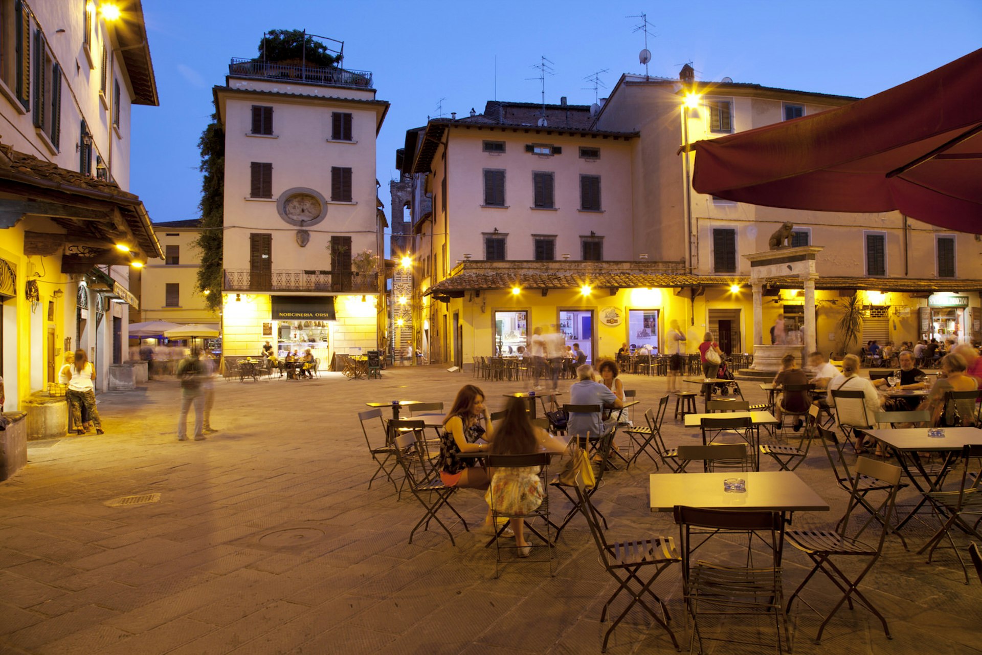 The Piazza della Sala comes into its own at night