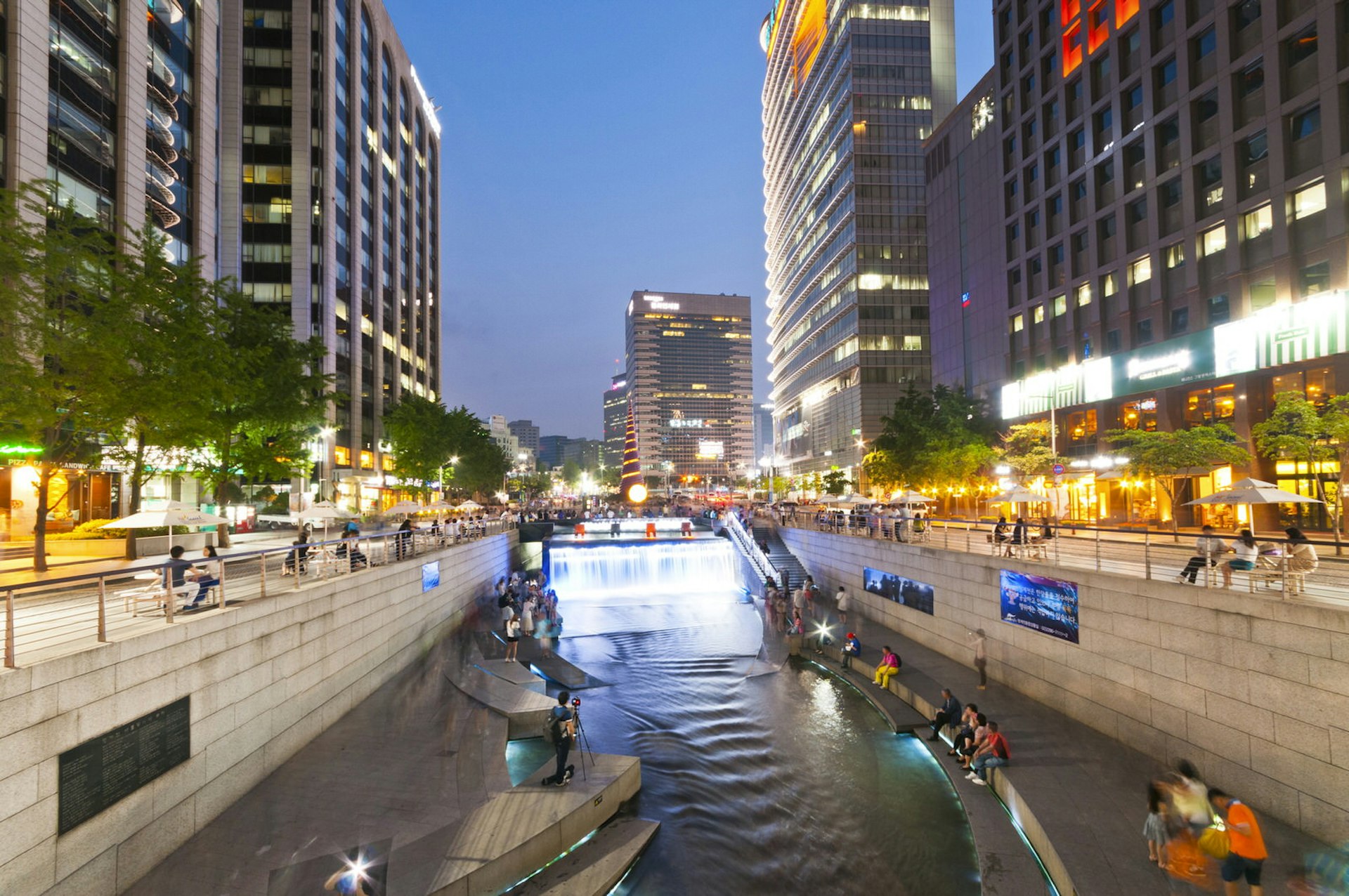 Cheong-gye-cheon in the evening © Loop Images/UIG / Getty