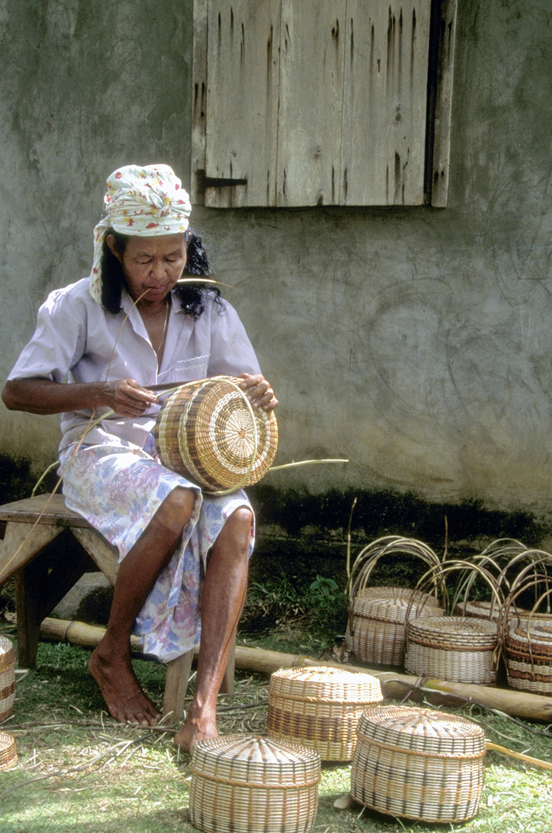 A Kalinago woman weaves baskets © Danita Delimont / Getty Images