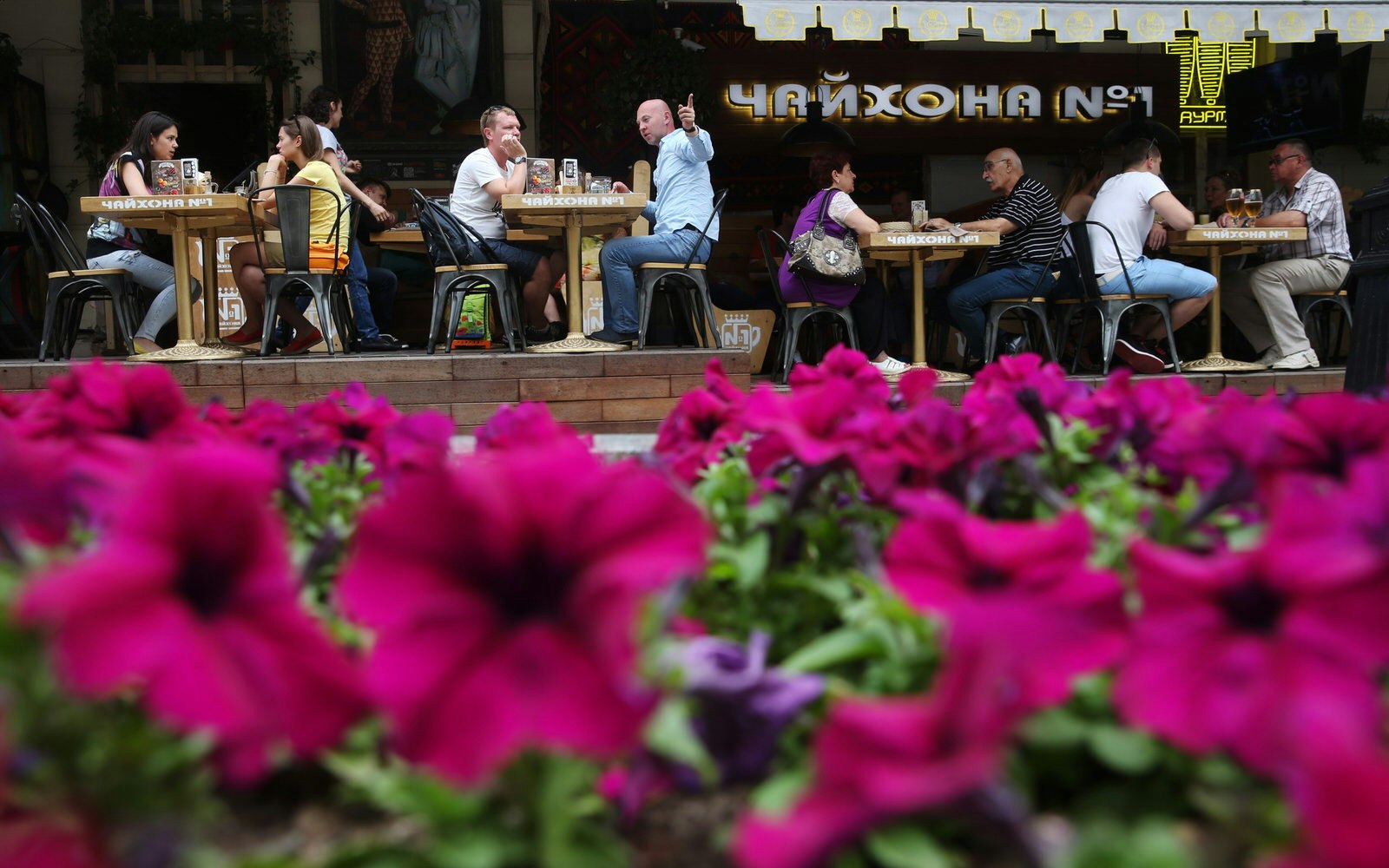 A sidewalk cafe in central Moscow © Vyacheslav Prokofyev / TASS / Getty Images