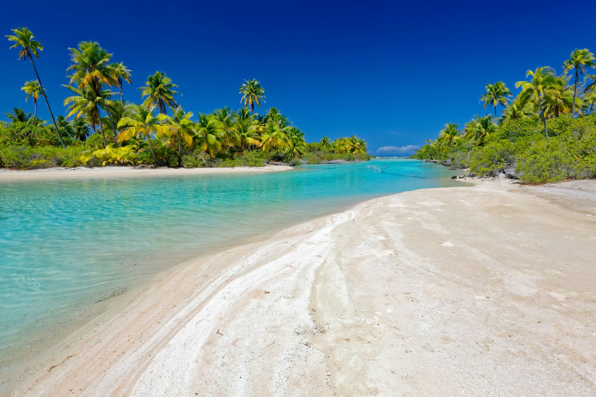 Making tracks along the lagoon in Mataiva © Jean-Bernard Carillet / Lonely Planet