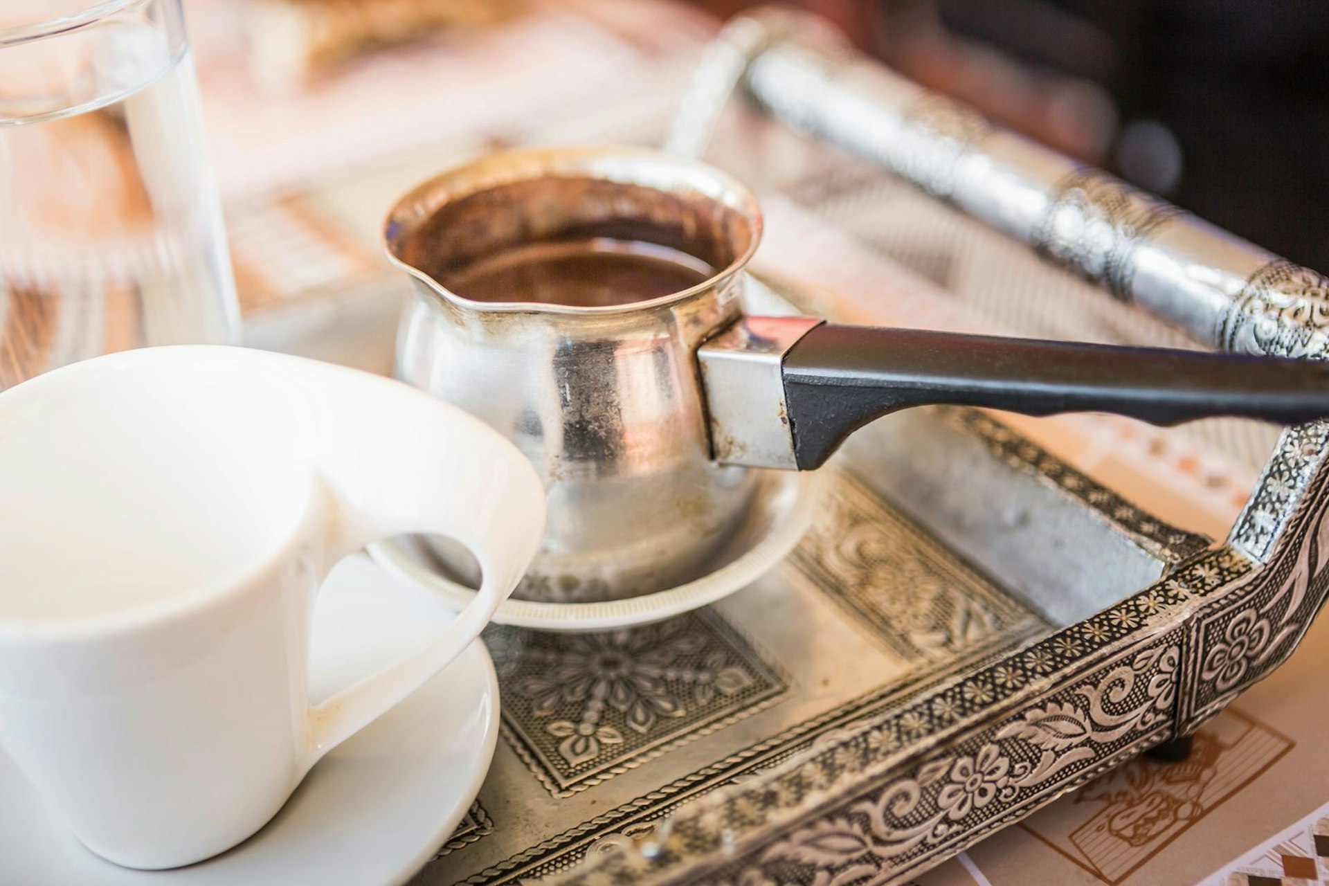 Fresh coffee served Omani style © Cultura RM Exclusive / Annie Engel / Getty Images