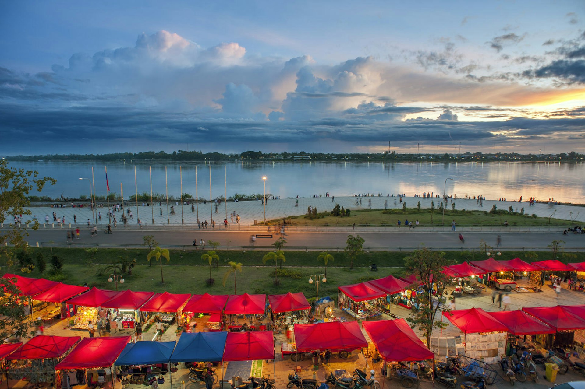 Evening falls on the Mekong River in Vientiane