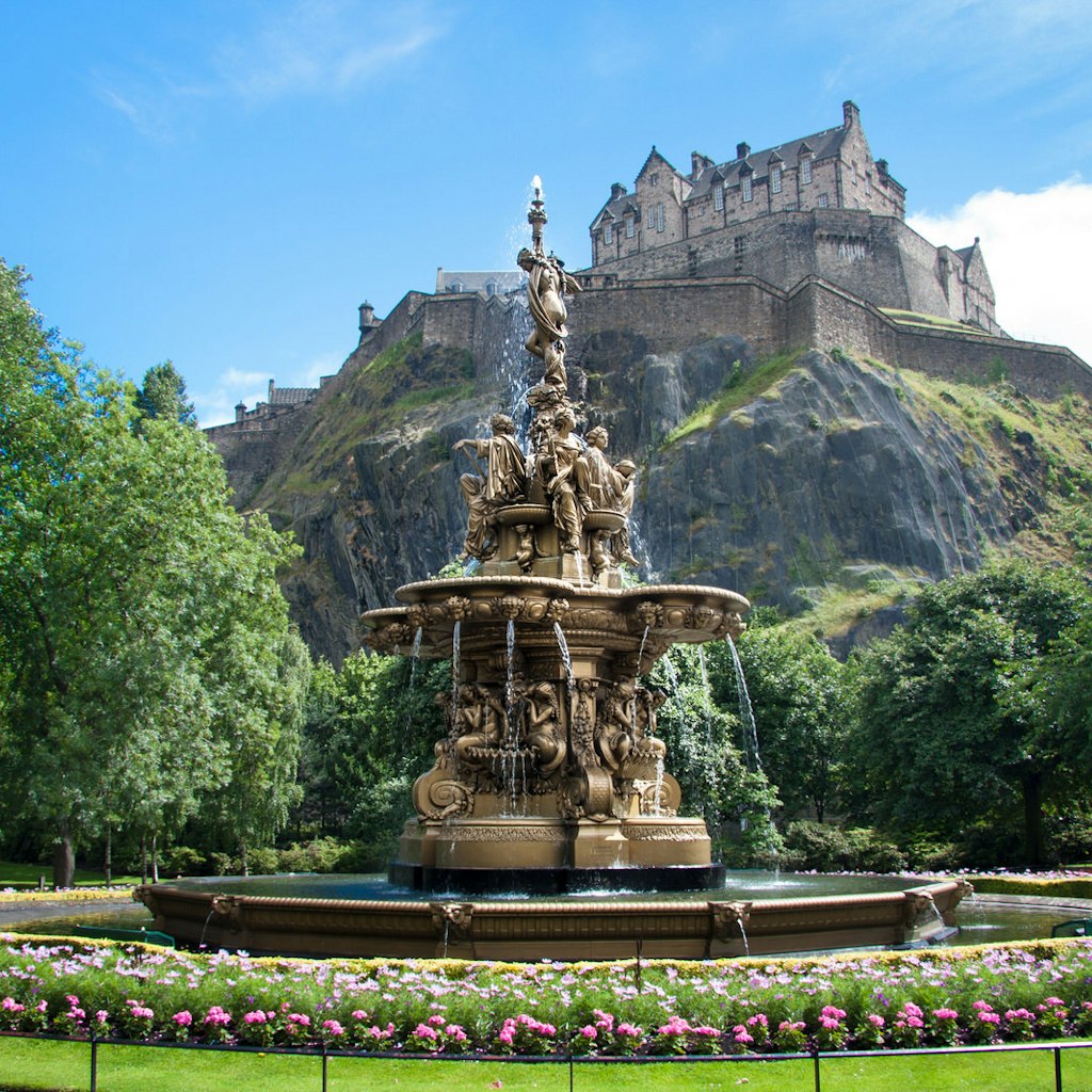 Edinburgh Castle and Princes St Gardens © German Vidal / Getty Images