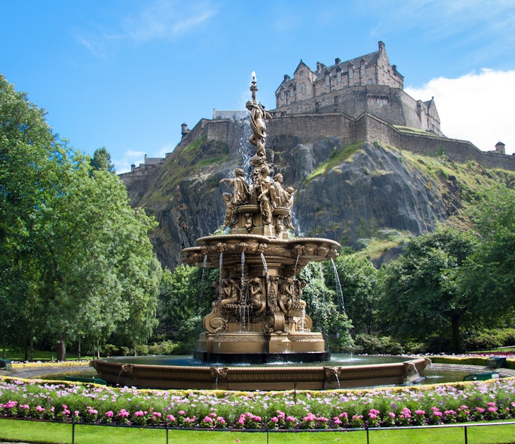 Edinburgh Castle and Princes St Gardens © German Vidal / Getty Images